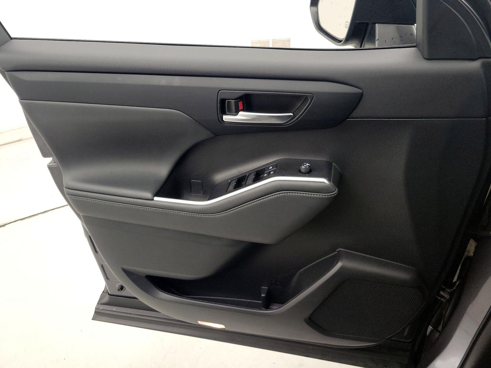 Thumbnail: 2022 Toyota Highlander - 12