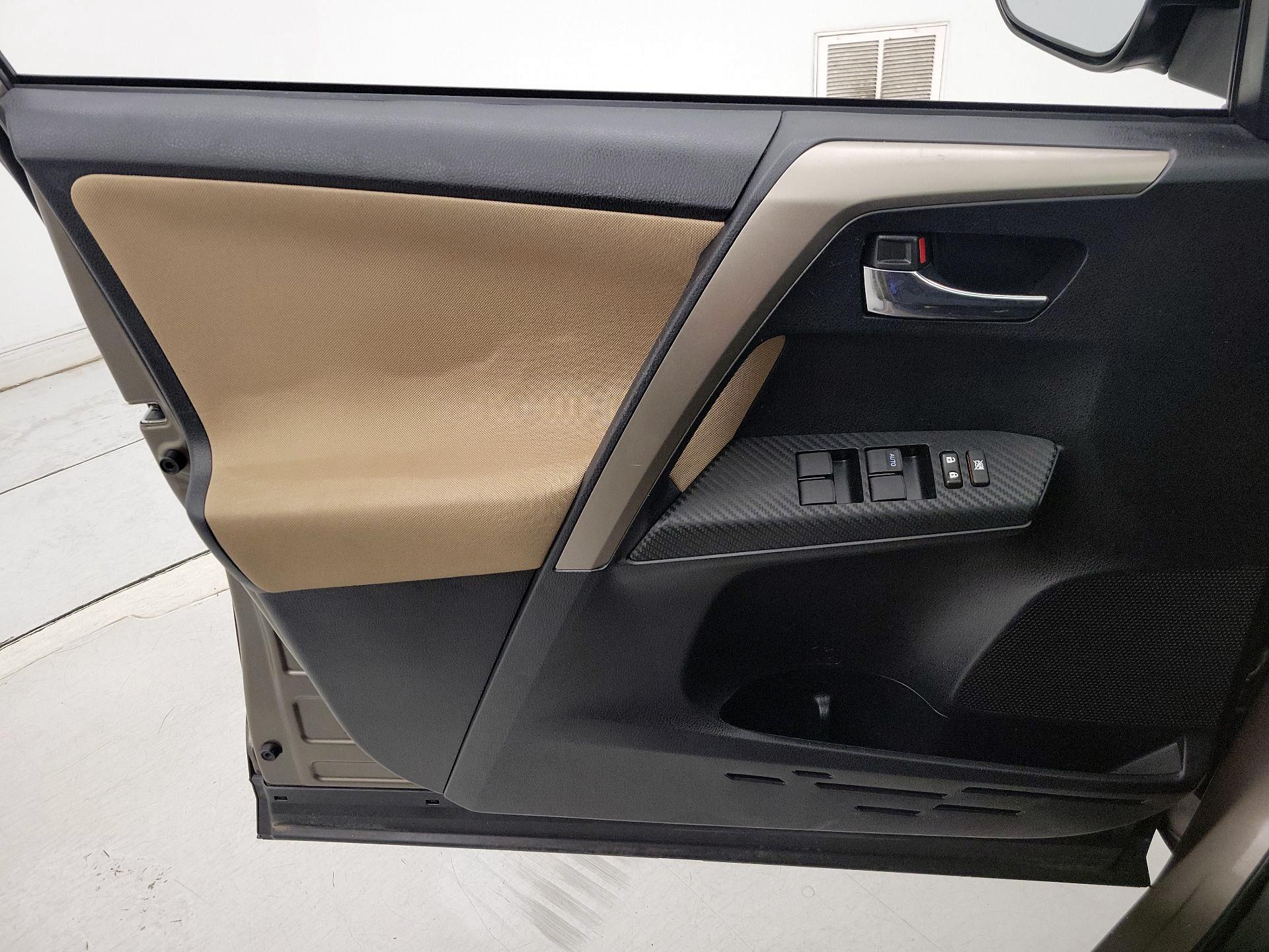 Thumbnail: 2015 Toyota RAV4 - 12