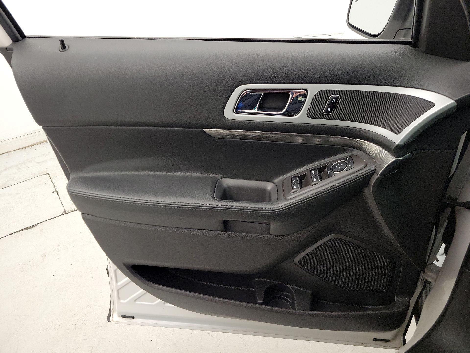 Thumbnail: 2015 Ford Explorer - 12