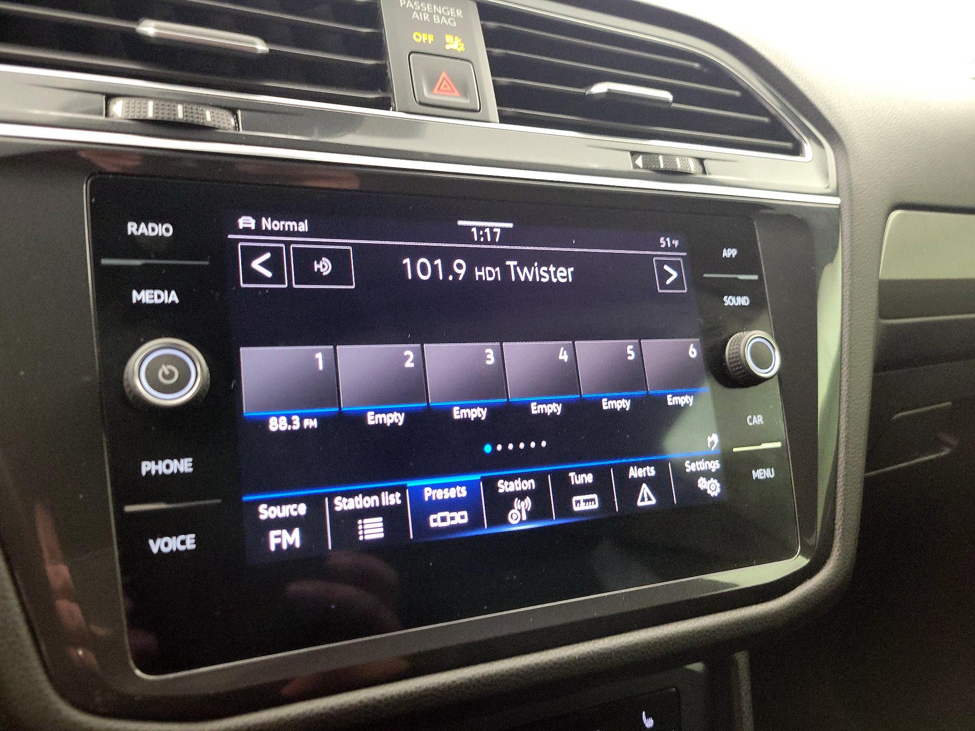 Thumbnail: 2022 Volkswagen Tiguan - 15