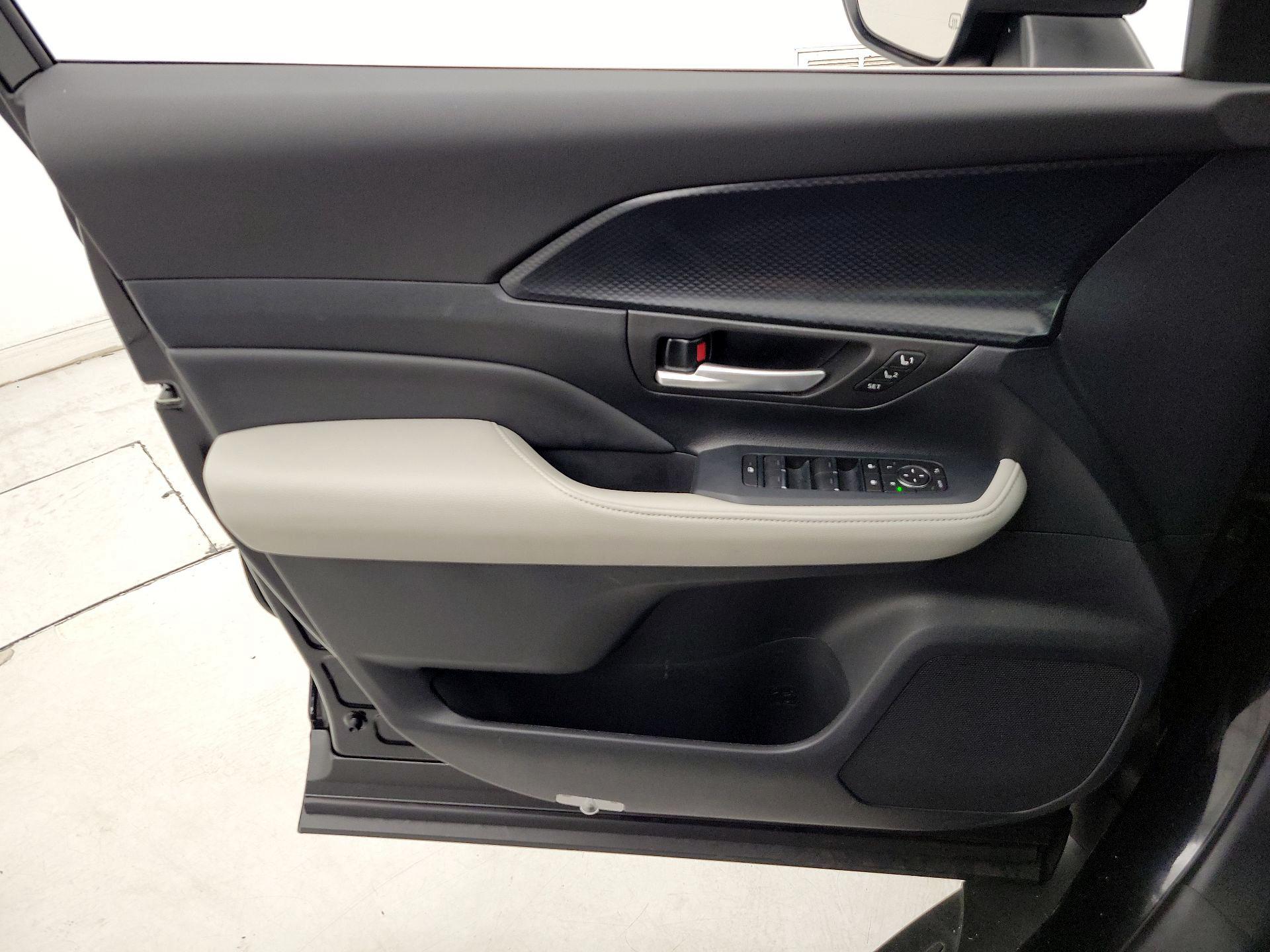 Thumbnail: 2025 Toyota Highlander - 12