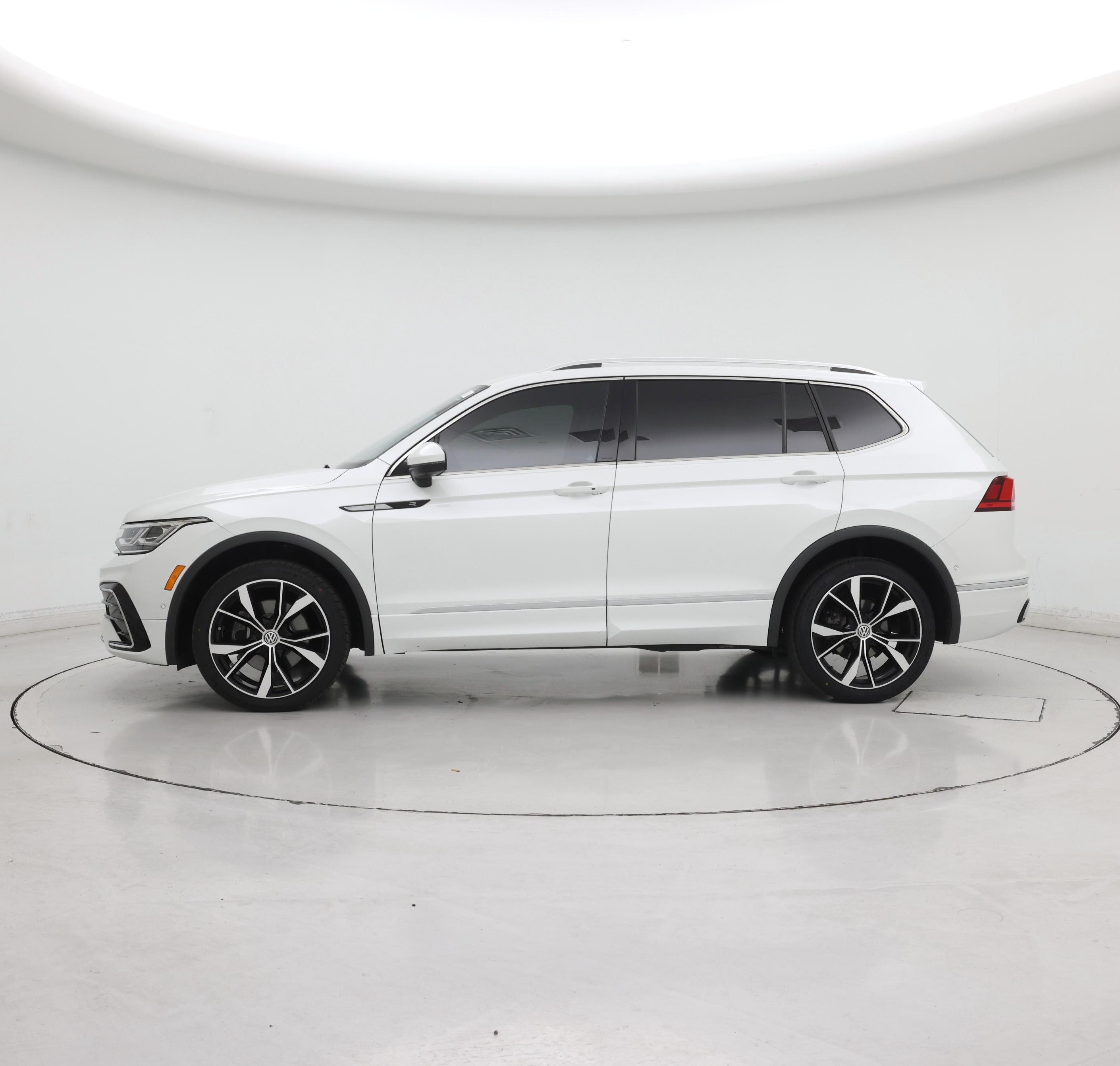 Thumbnail: 2022 Volkswagen Tiguan - 3