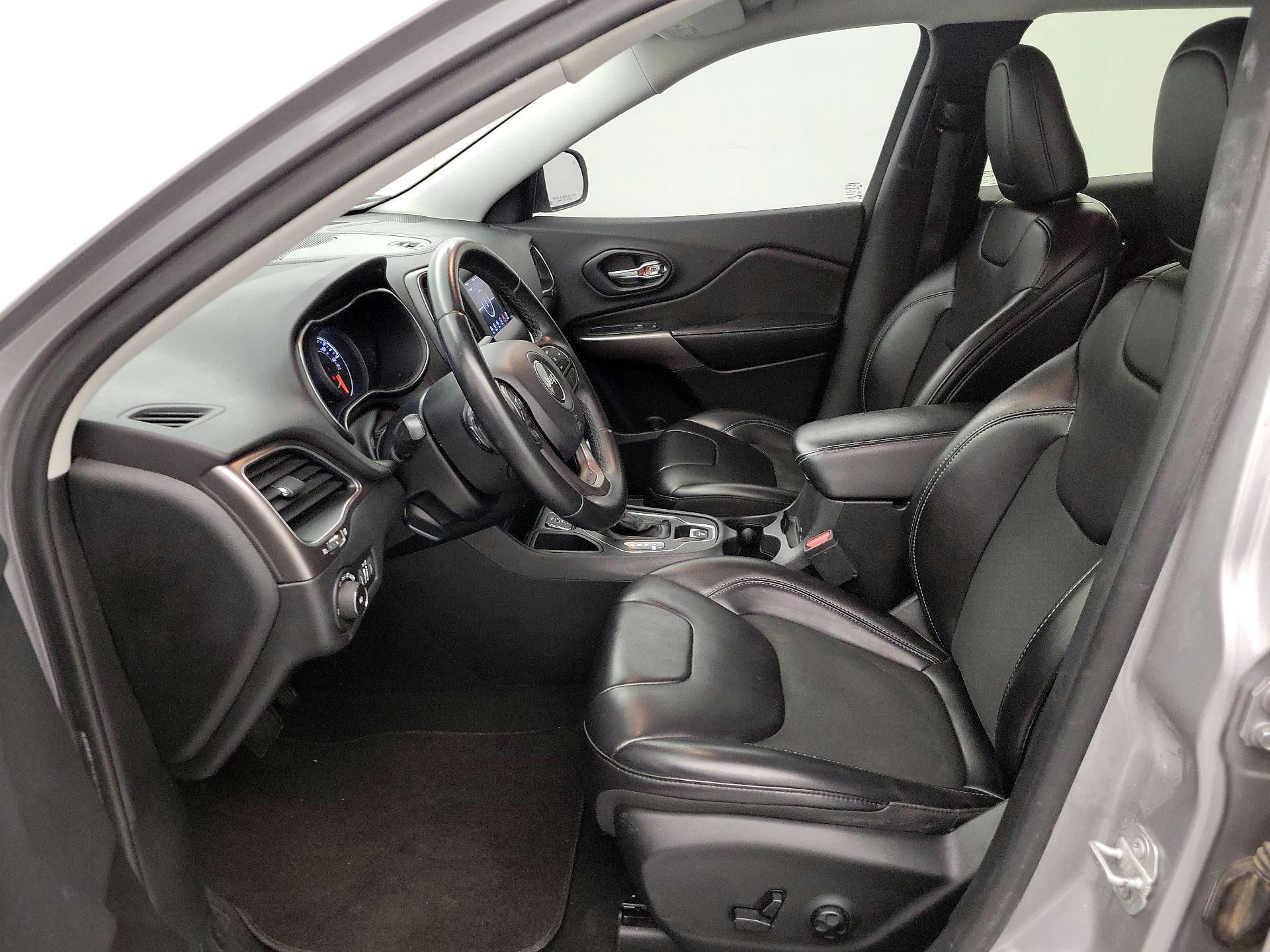 Thumbnail: 2019 Jeep Cherokee - 11