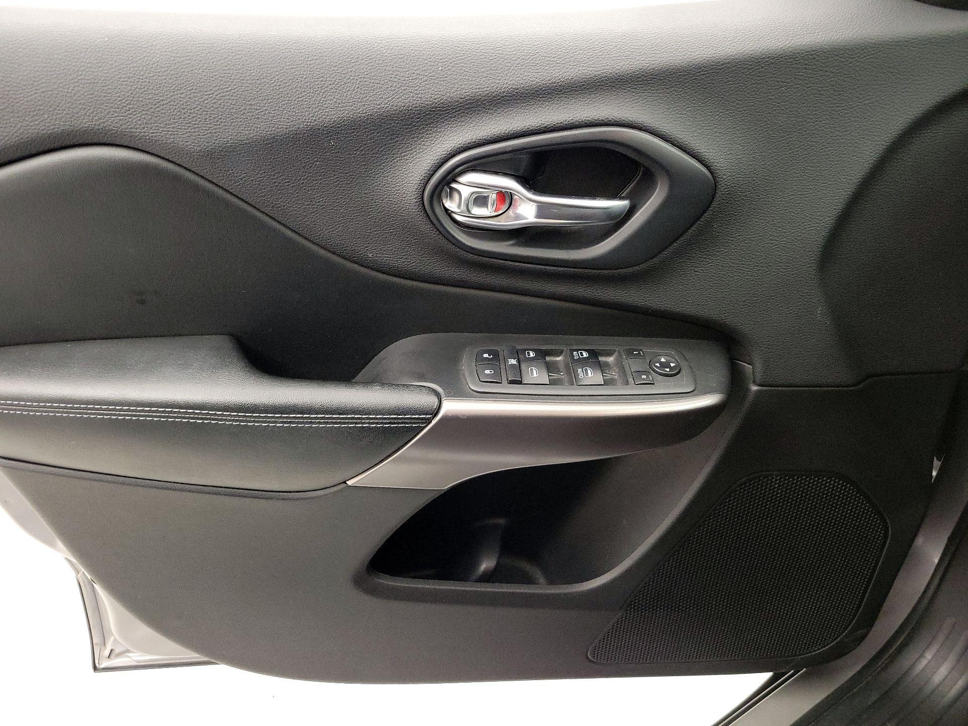 Thumbnail: 2019 Jeep Cherokee - 12