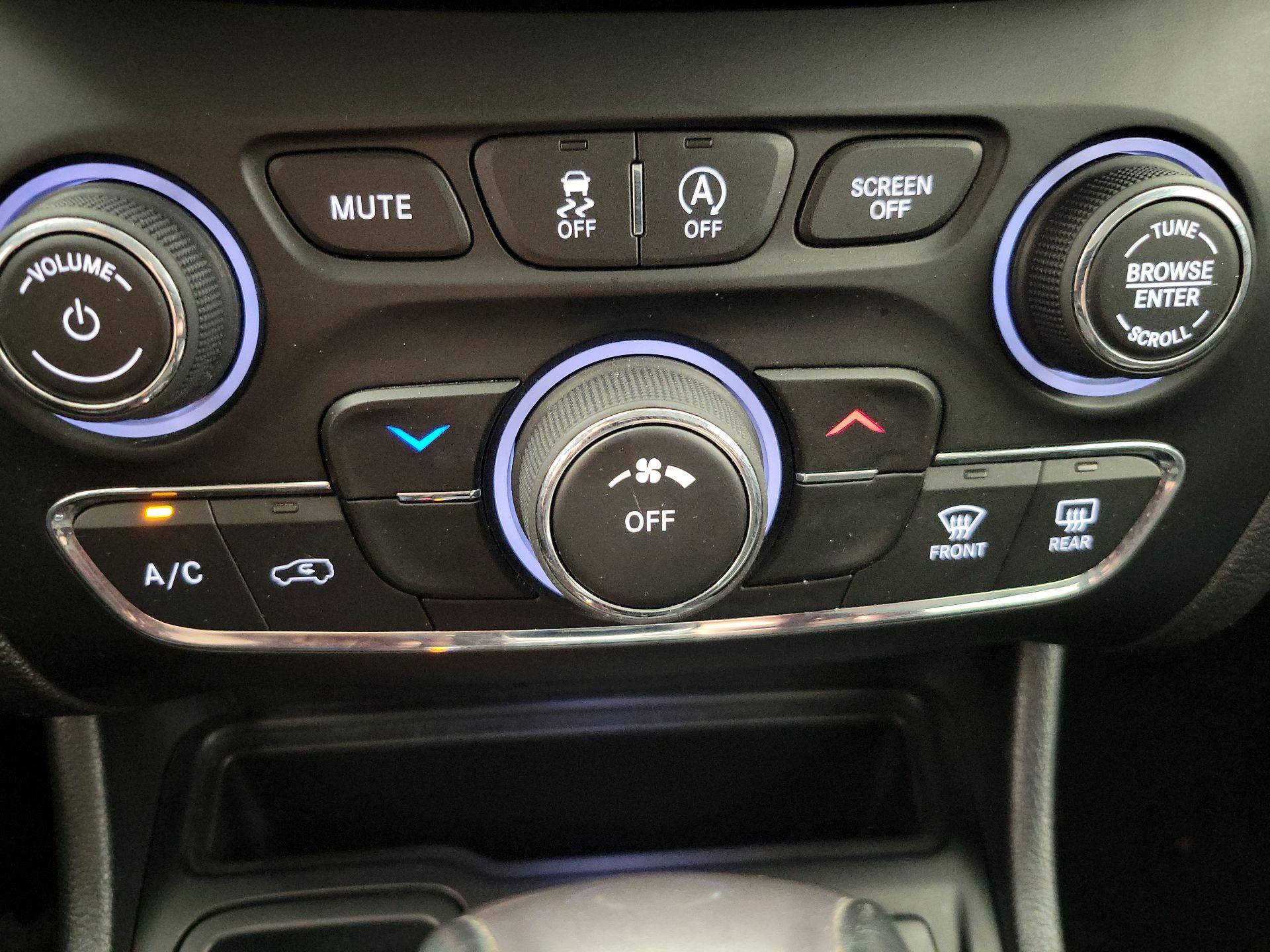 Thumbnail: 2019 Jeep Cherokee - 16