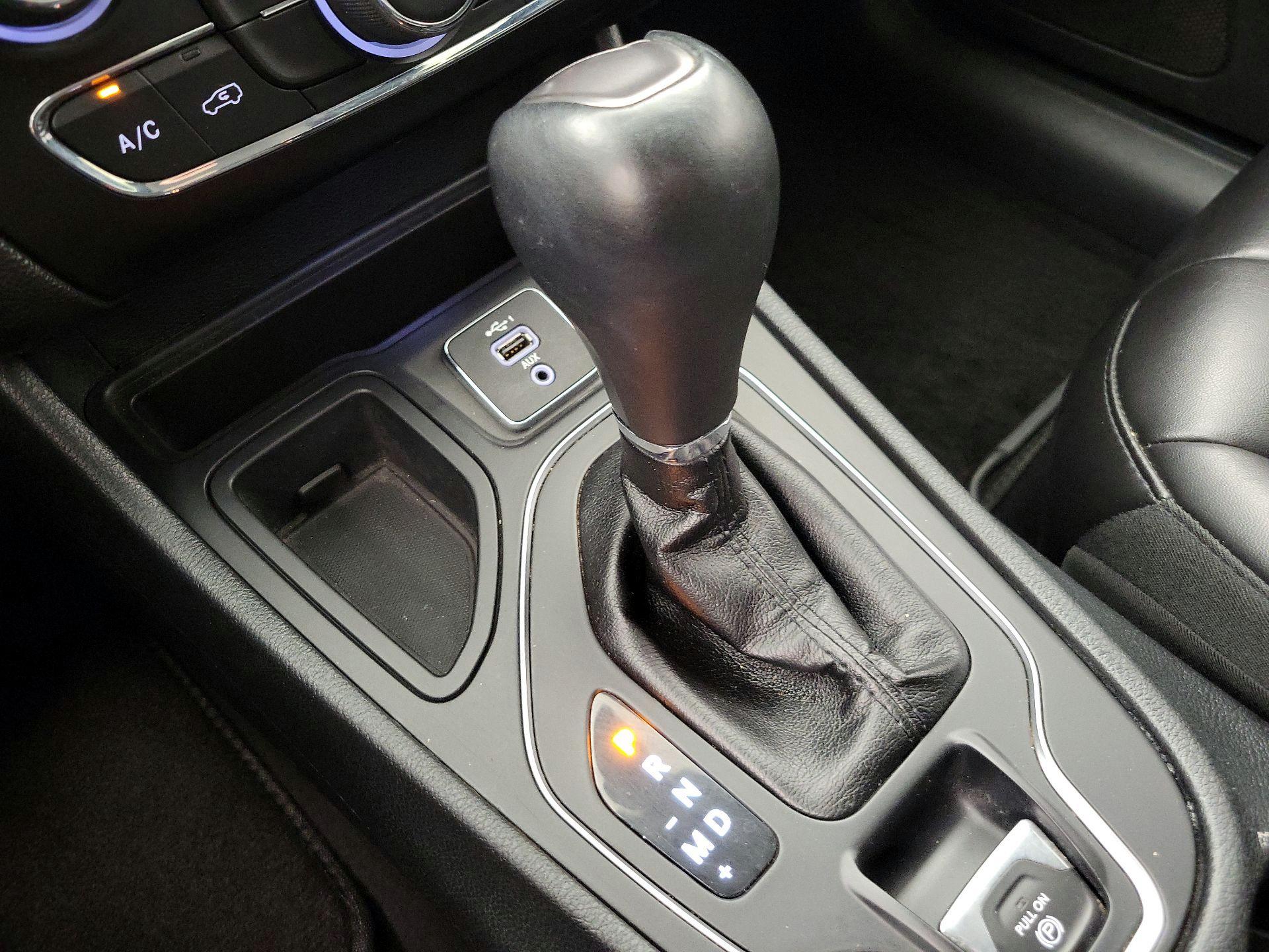 Thumbnail: 2019 Jeep Cherokee - 17