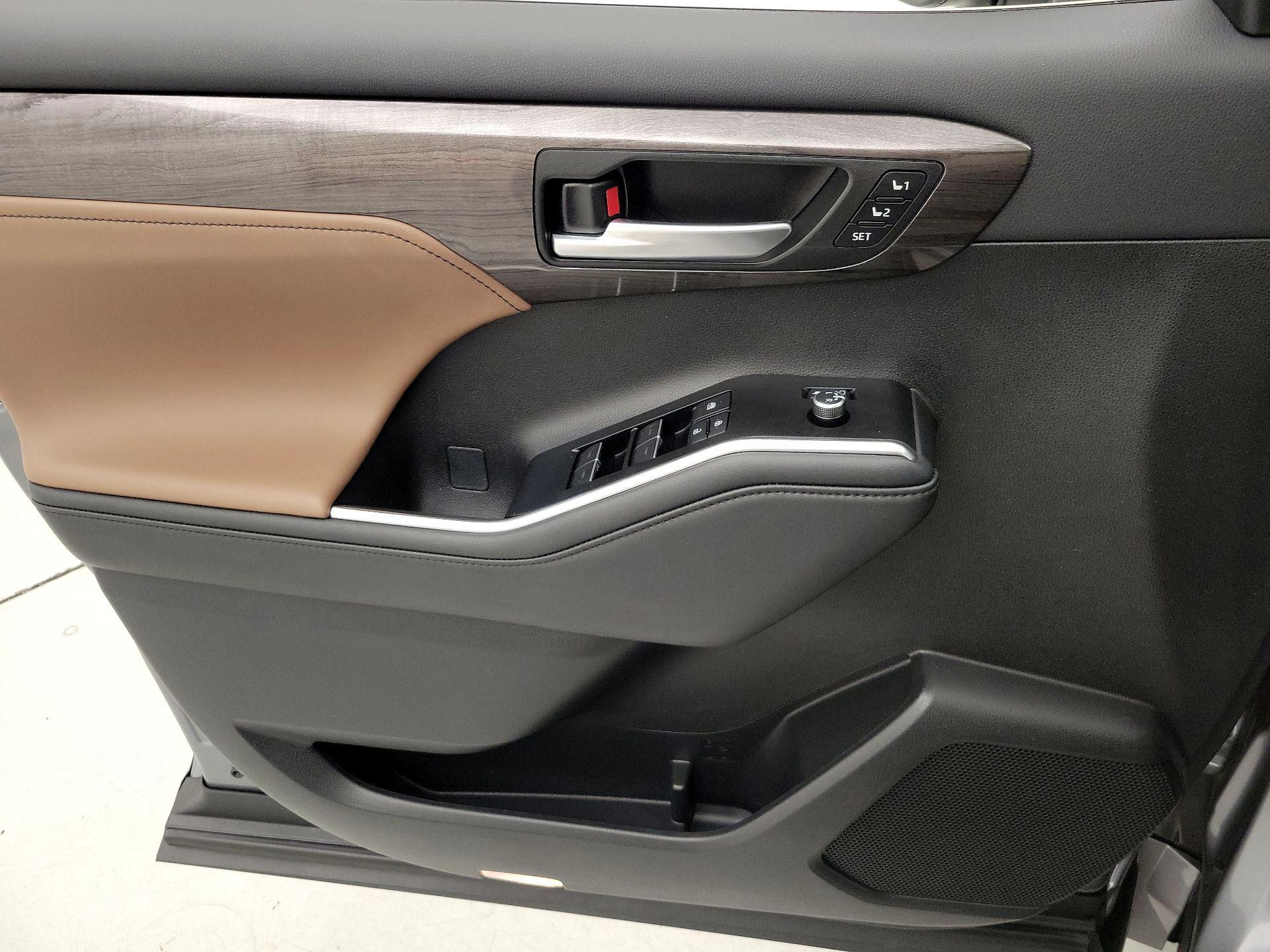 Thumbnail: 2025 Toyota Highlander - 12