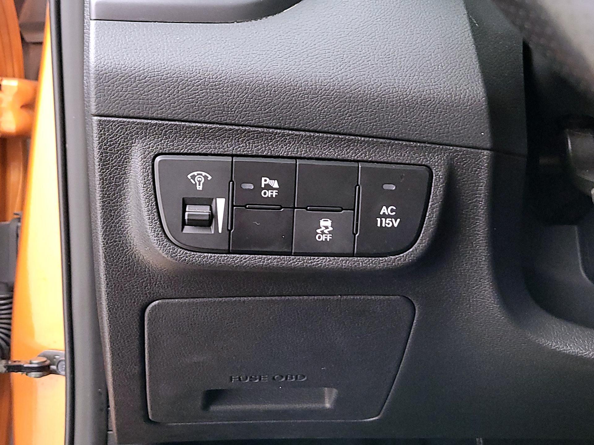 Thumbnail: 2016 Hyundai Veloster - 13