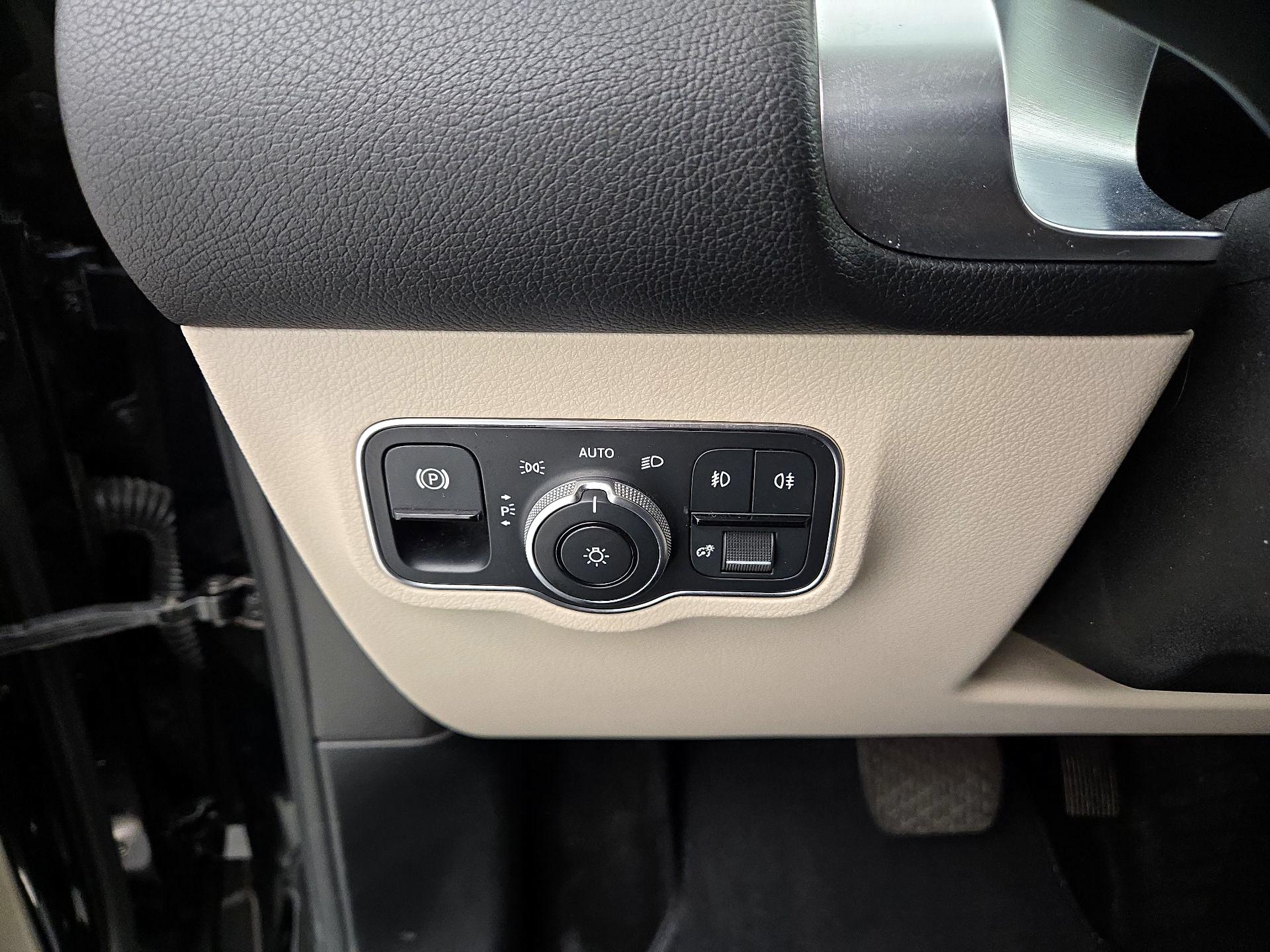 Thumbnail: 2020 Mercedes-Benz GLB - 13