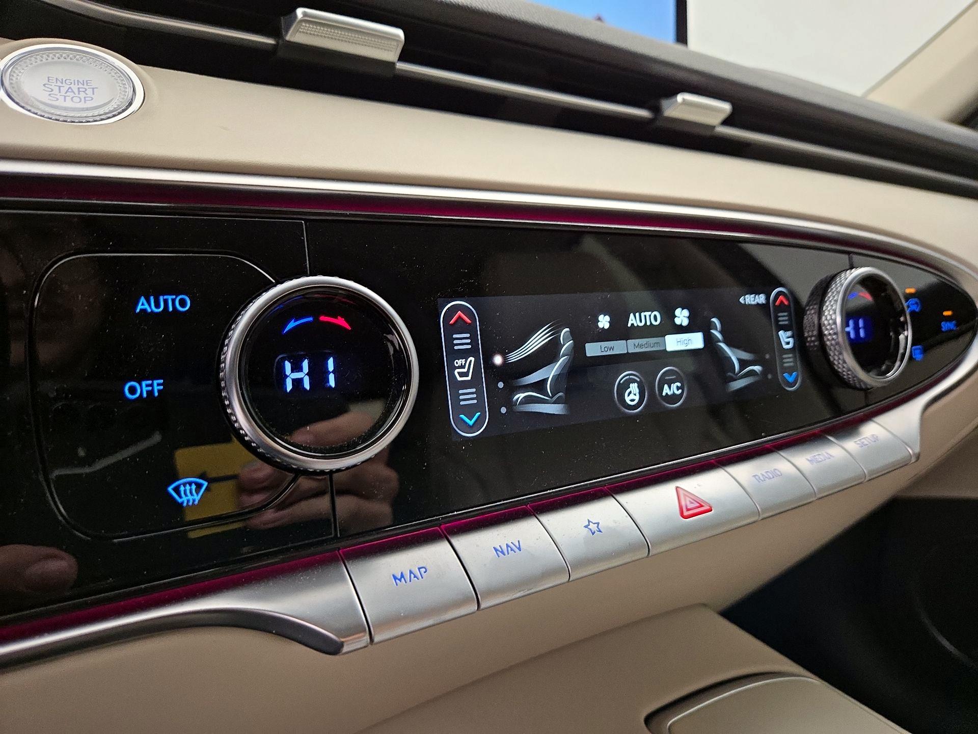 Thumbnail: 2023 Genesis GV70 - 17