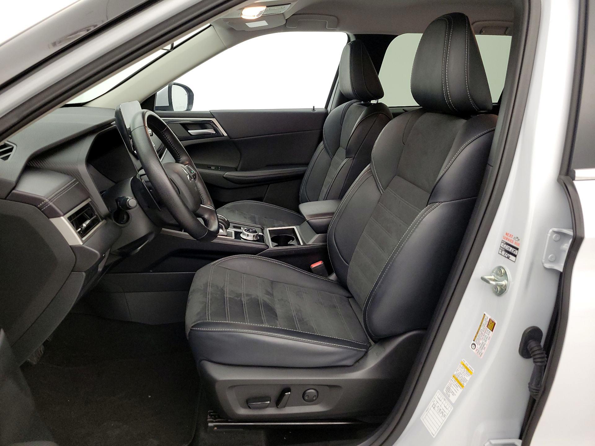 Thumbnail: 2024 Mitsubishi Outlander - 11