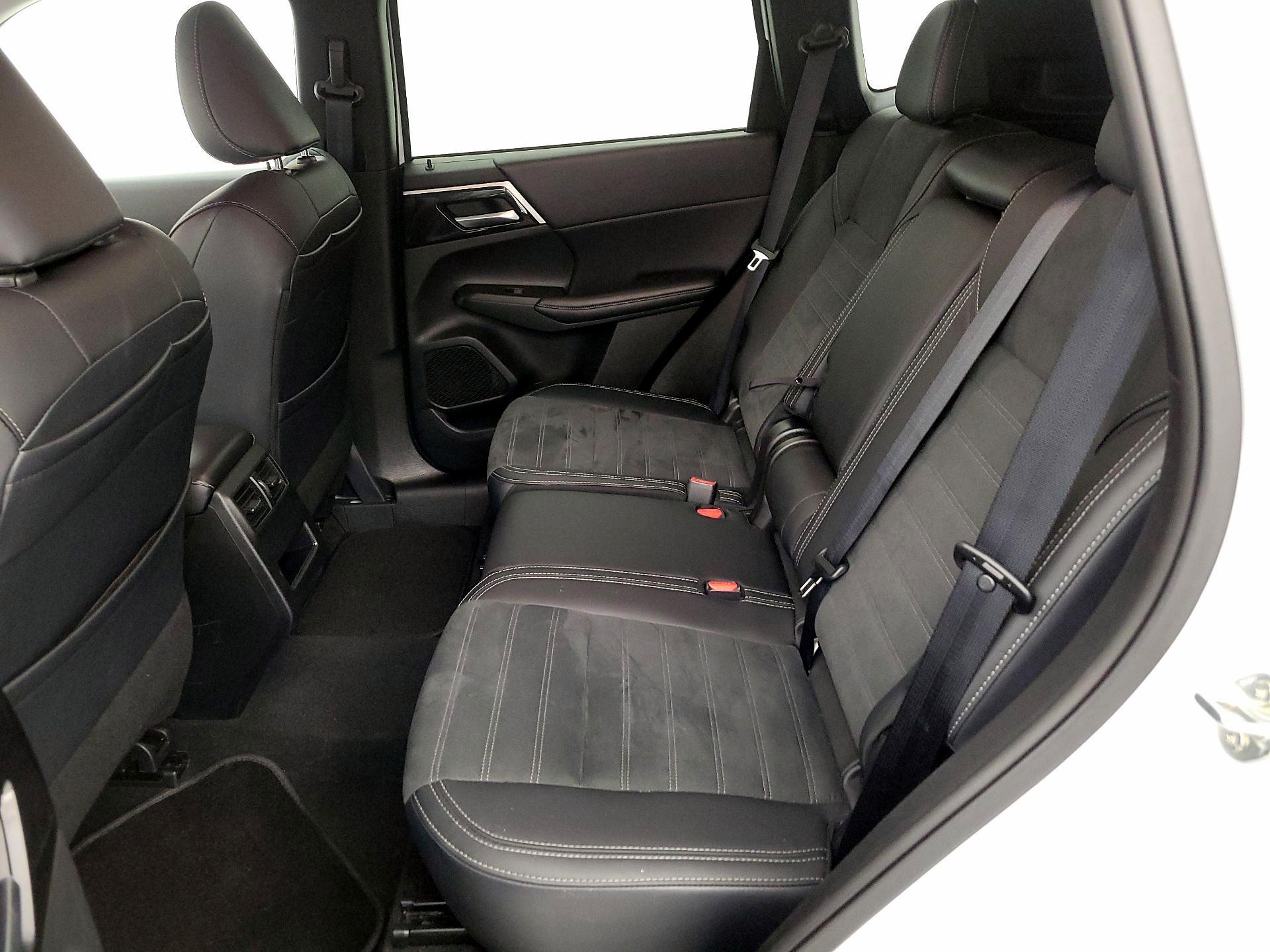 Thumbnail: 2024 Mitsubishi Outlander - 19