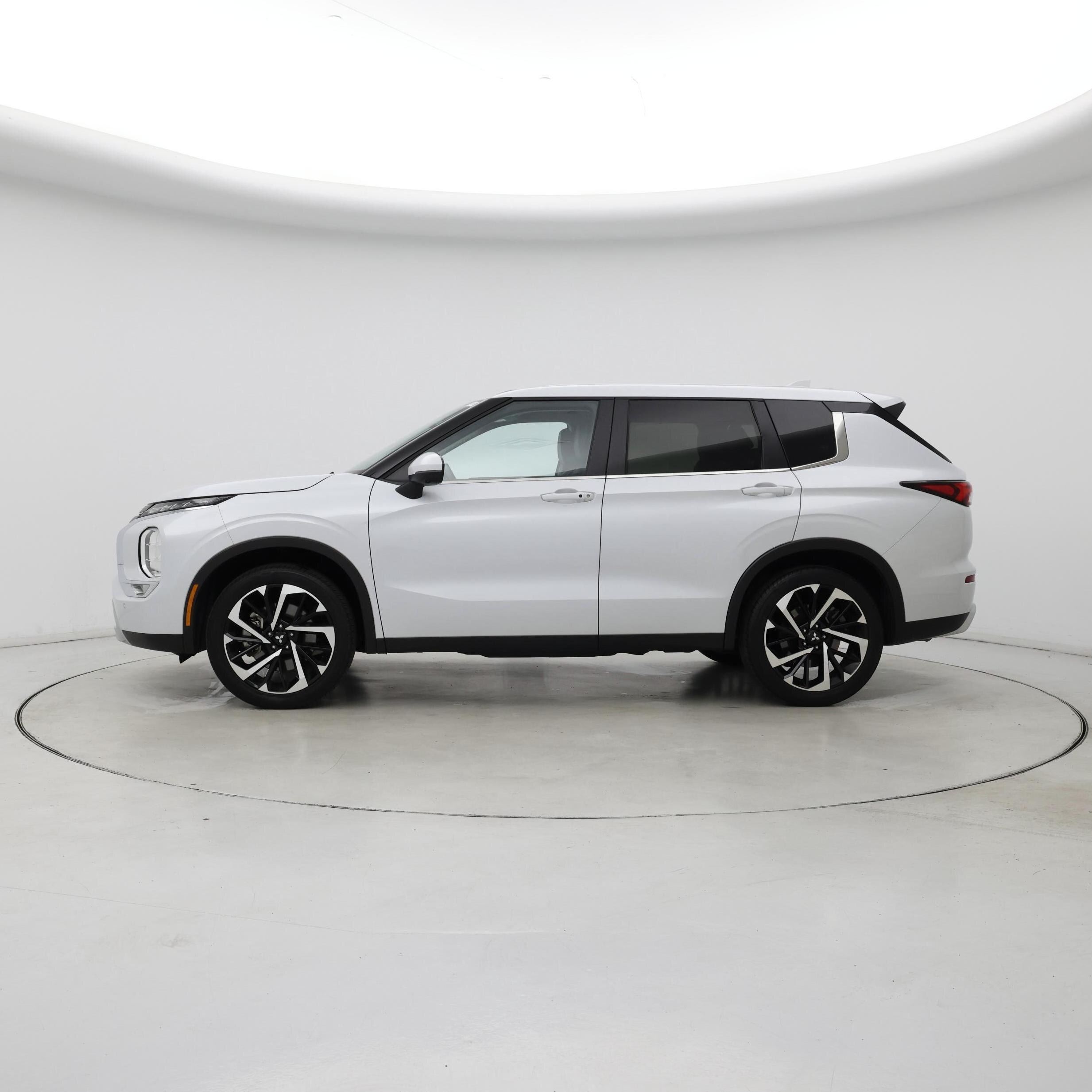 Thumbnail: 2024 Mitsubishi Outlander - 3