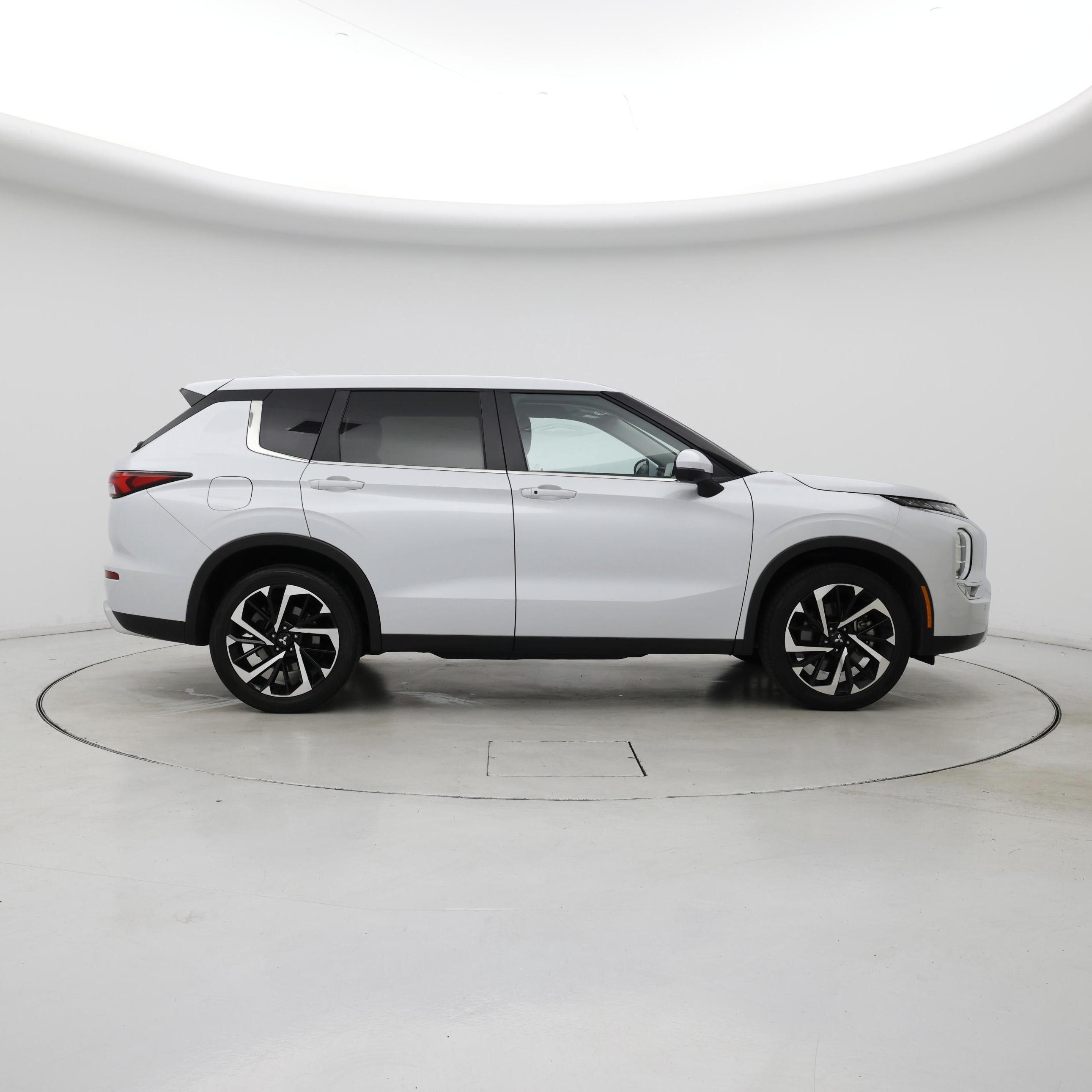 Thumbnail: 2024 Mitsubishi Outlander - 7