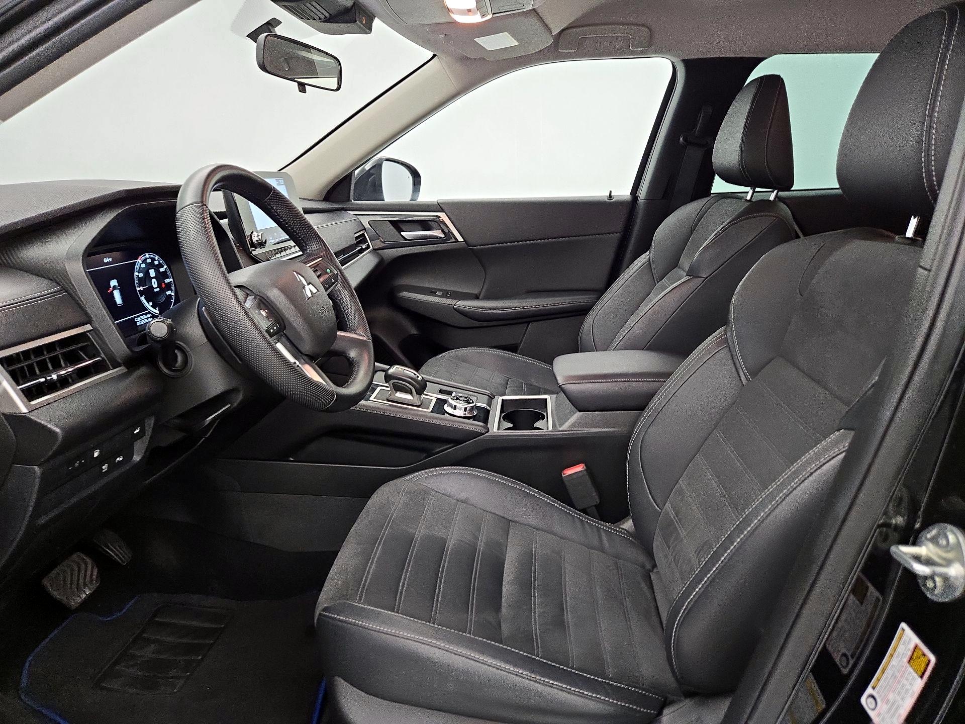 Thumbnail: 2023 Mitsubishi Outlander - 11