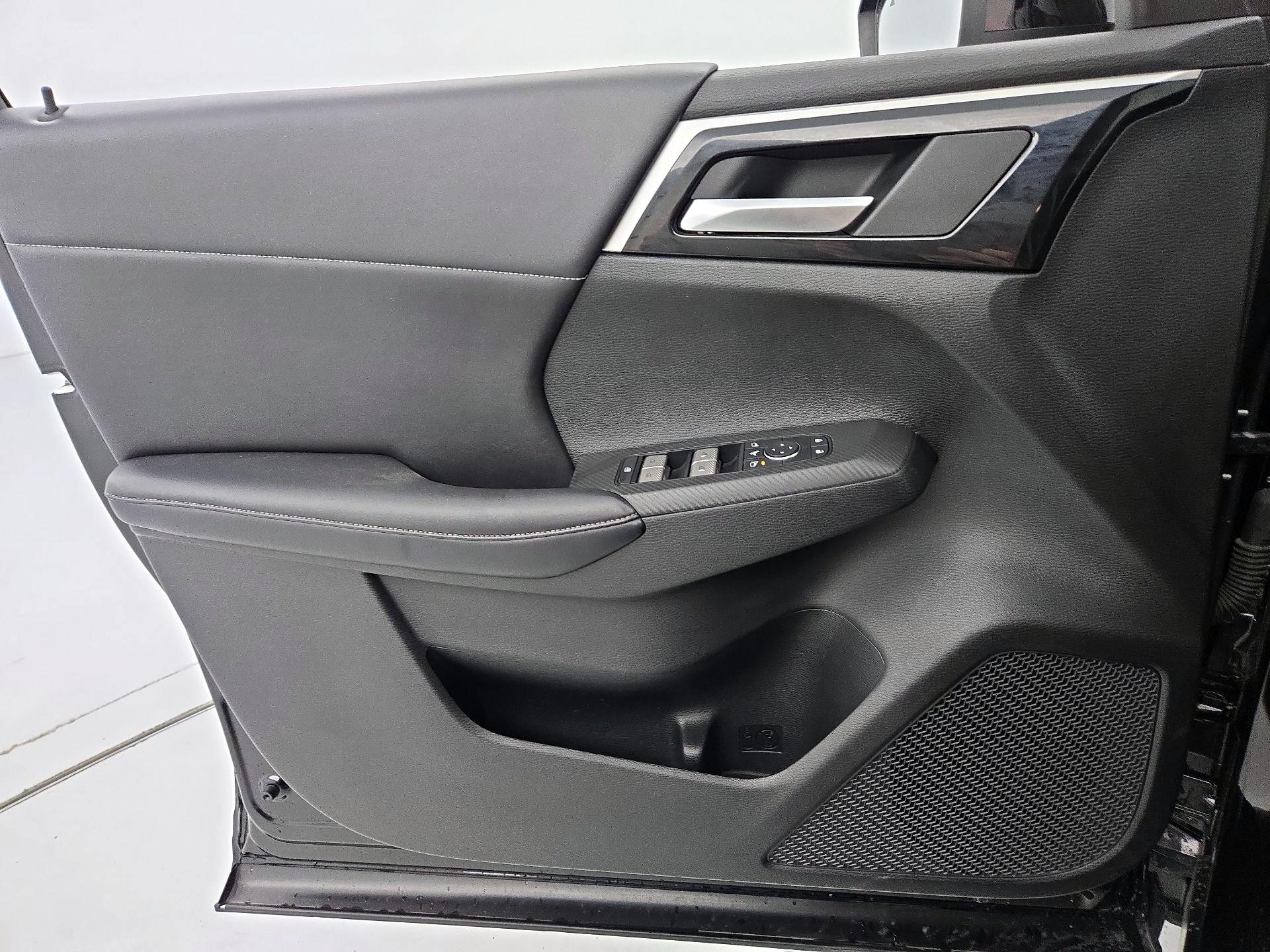 Thumbnail: 2023 Mitsubishi Outlander - 12