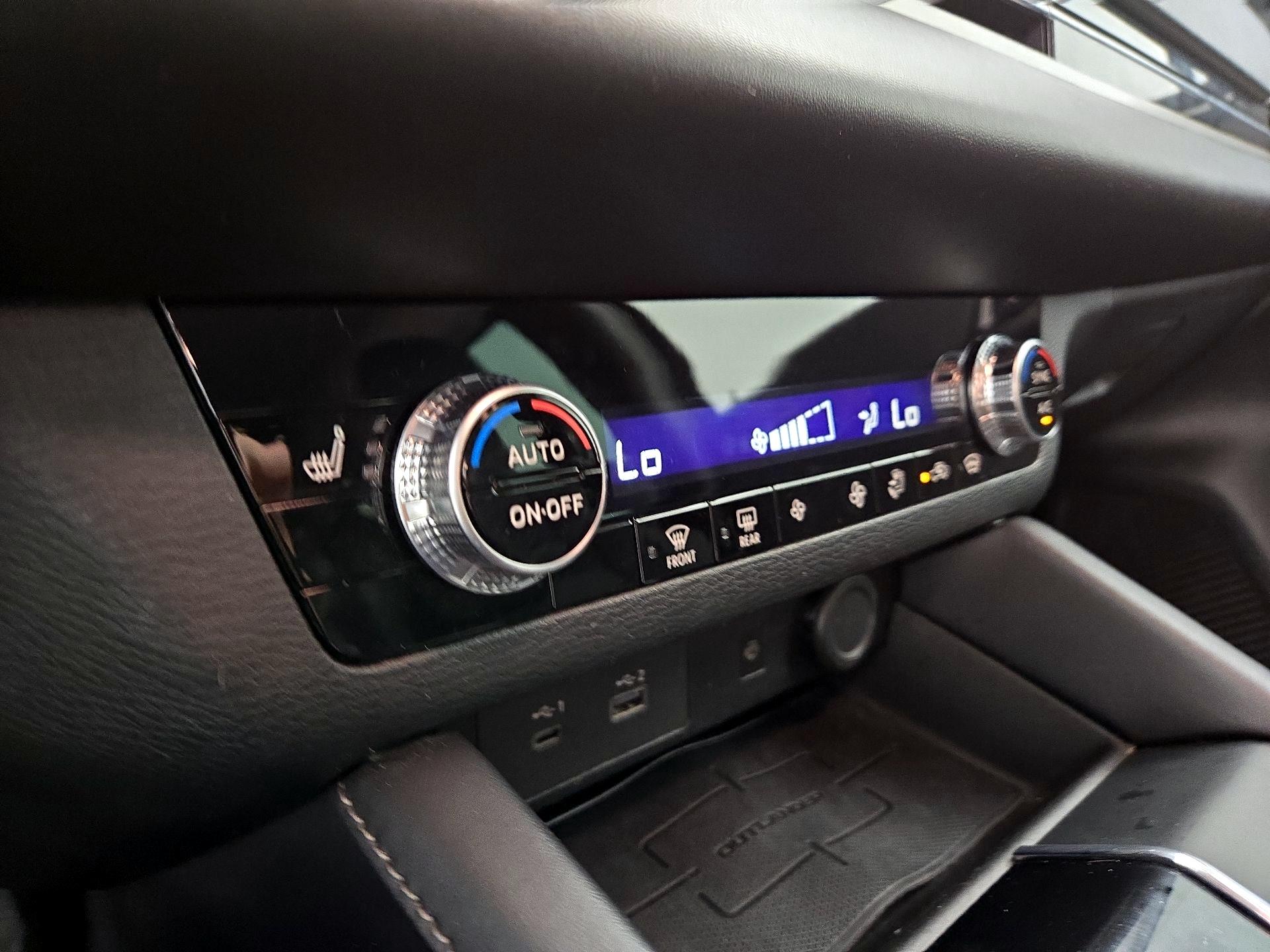 Thumbnail: 2023 Mitsubishi Outlander - 17