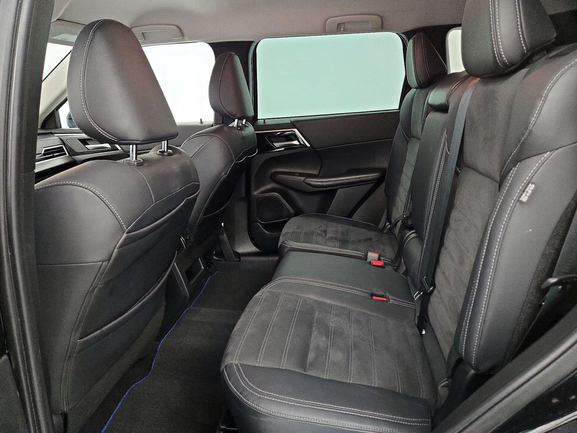 Thumbnail: 2023 Mitsubishi Outlander - 20