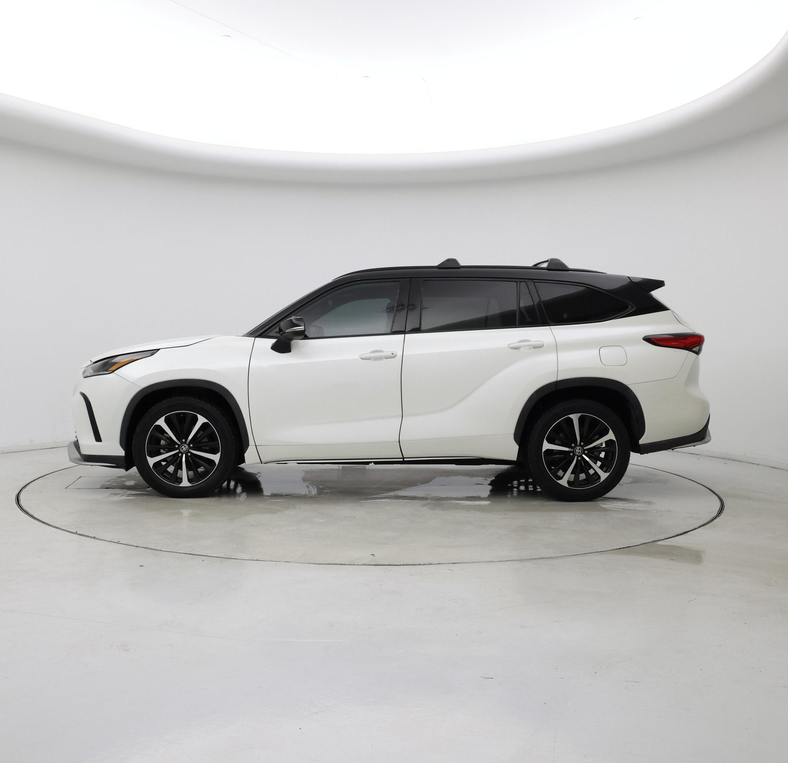 Thumbnail: 2021 Toyota Highlander - 3
