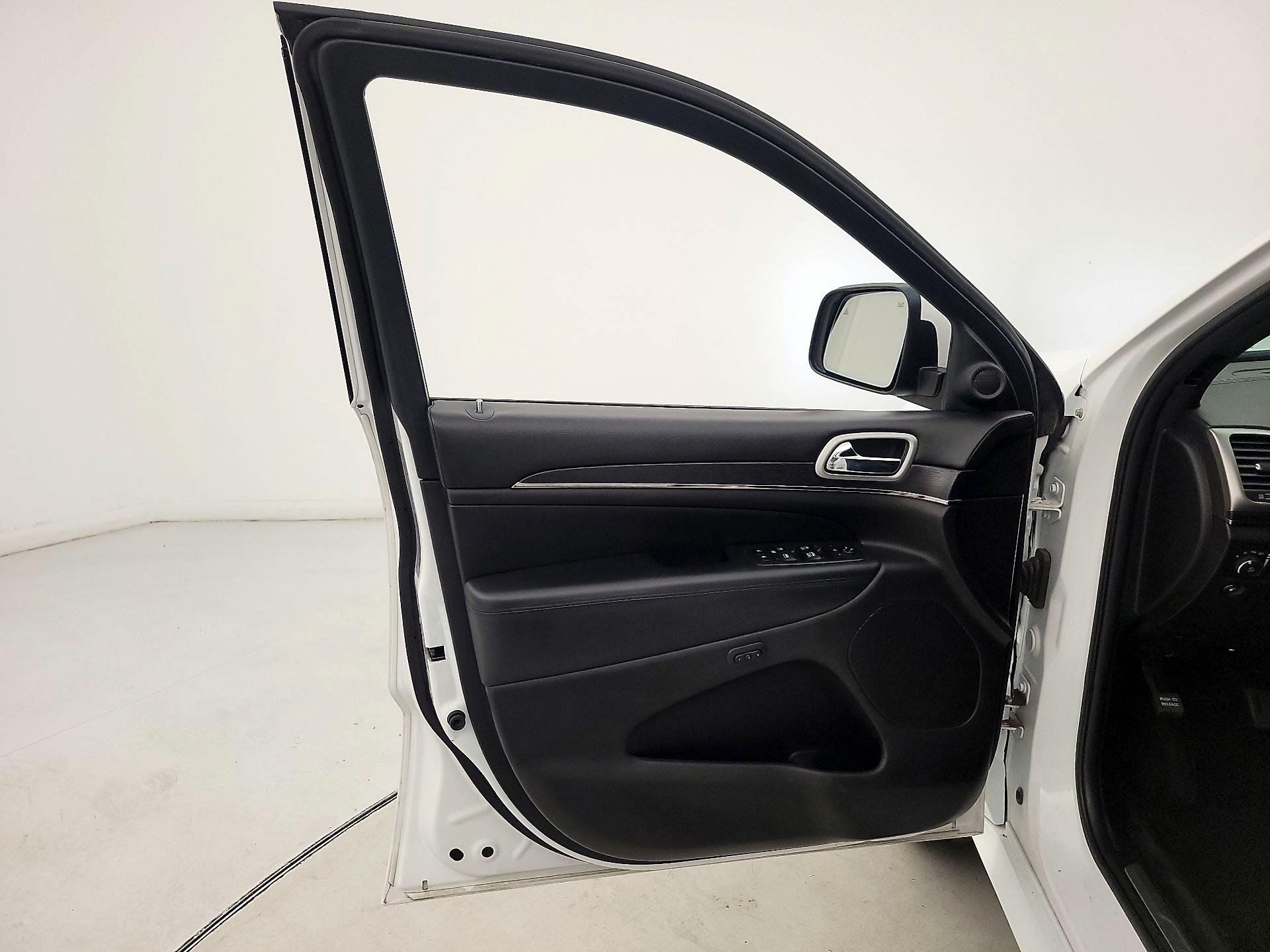 Thumbnail: 2018 Jeep Grand Cherokee - 12