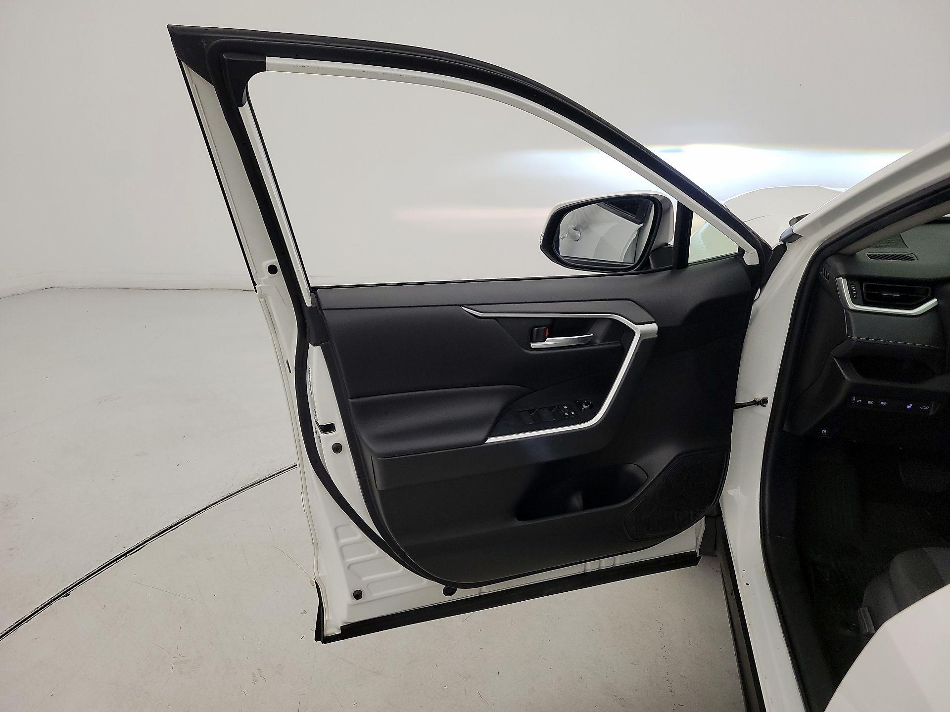 Thumbnail: 2020 Toyota RAV4 - 12