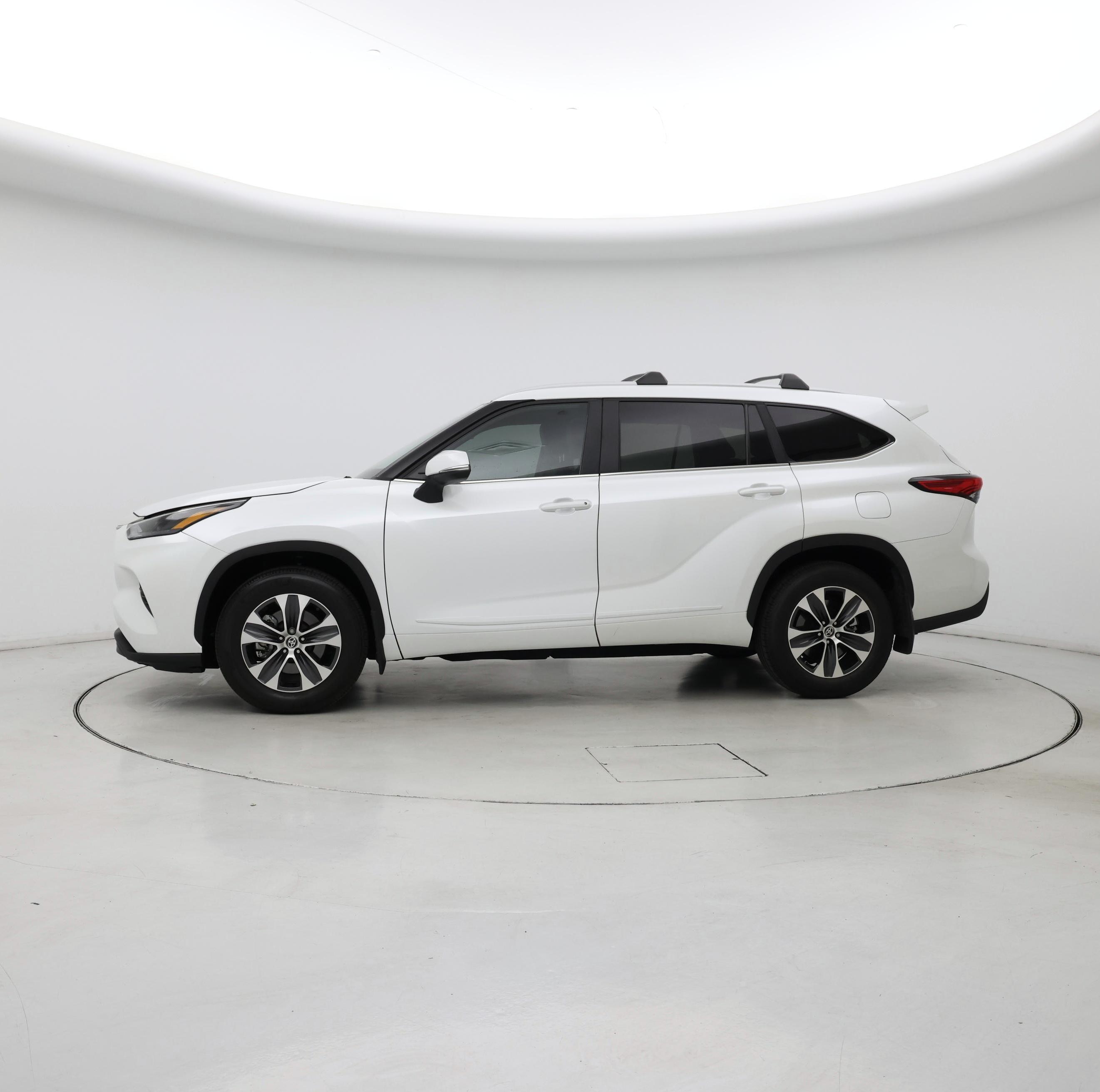 Thumbnail: 2023 Toyota Highlander - 3