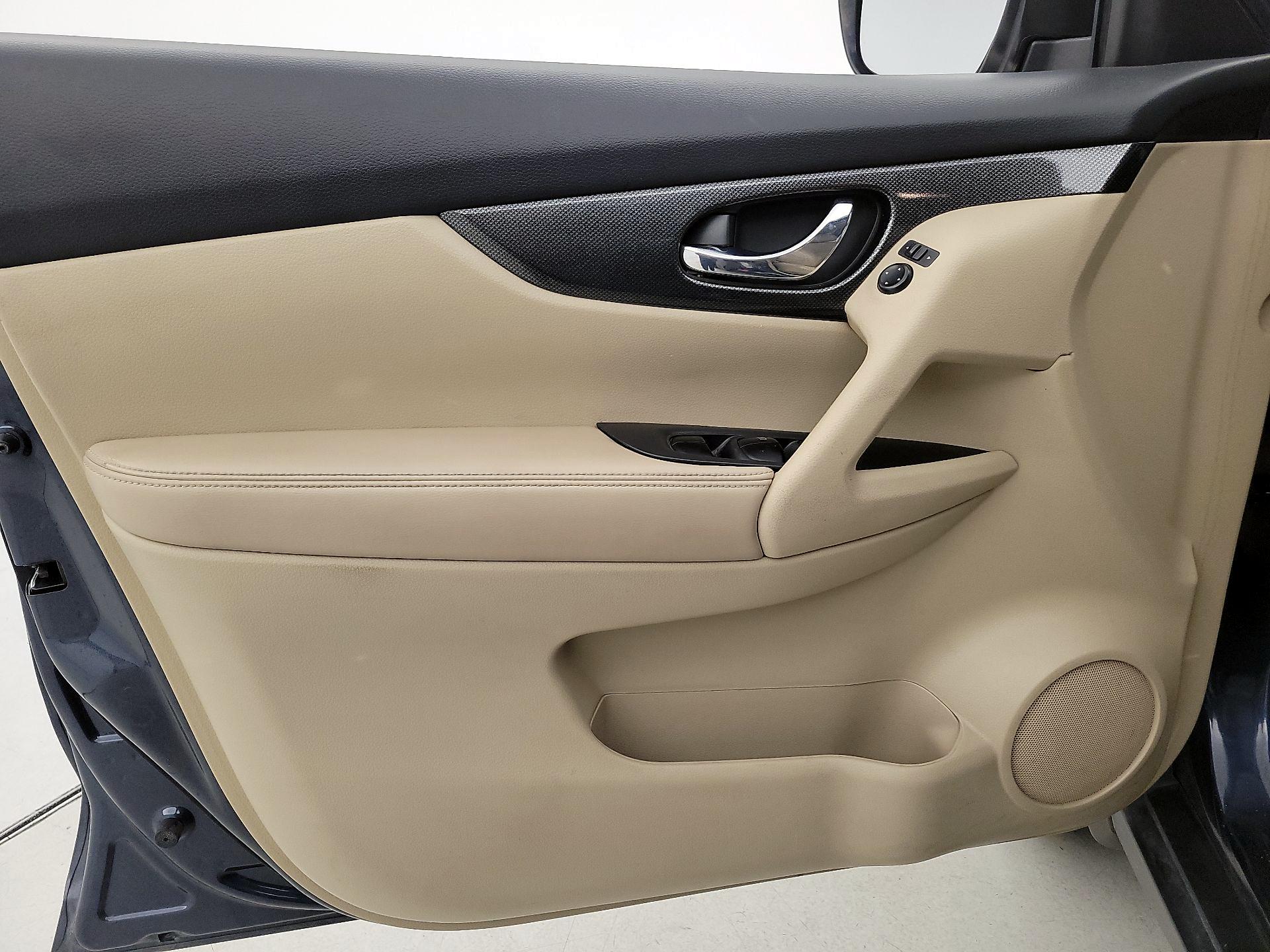 Thumbnail: 2016 Nissan Rogue - 12