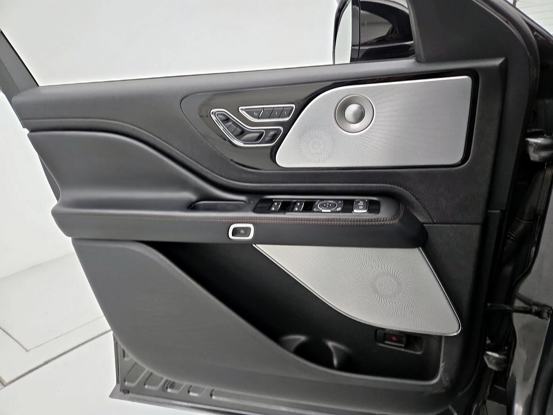 Thumbnail: 2020 Lincoln Aviator - 12