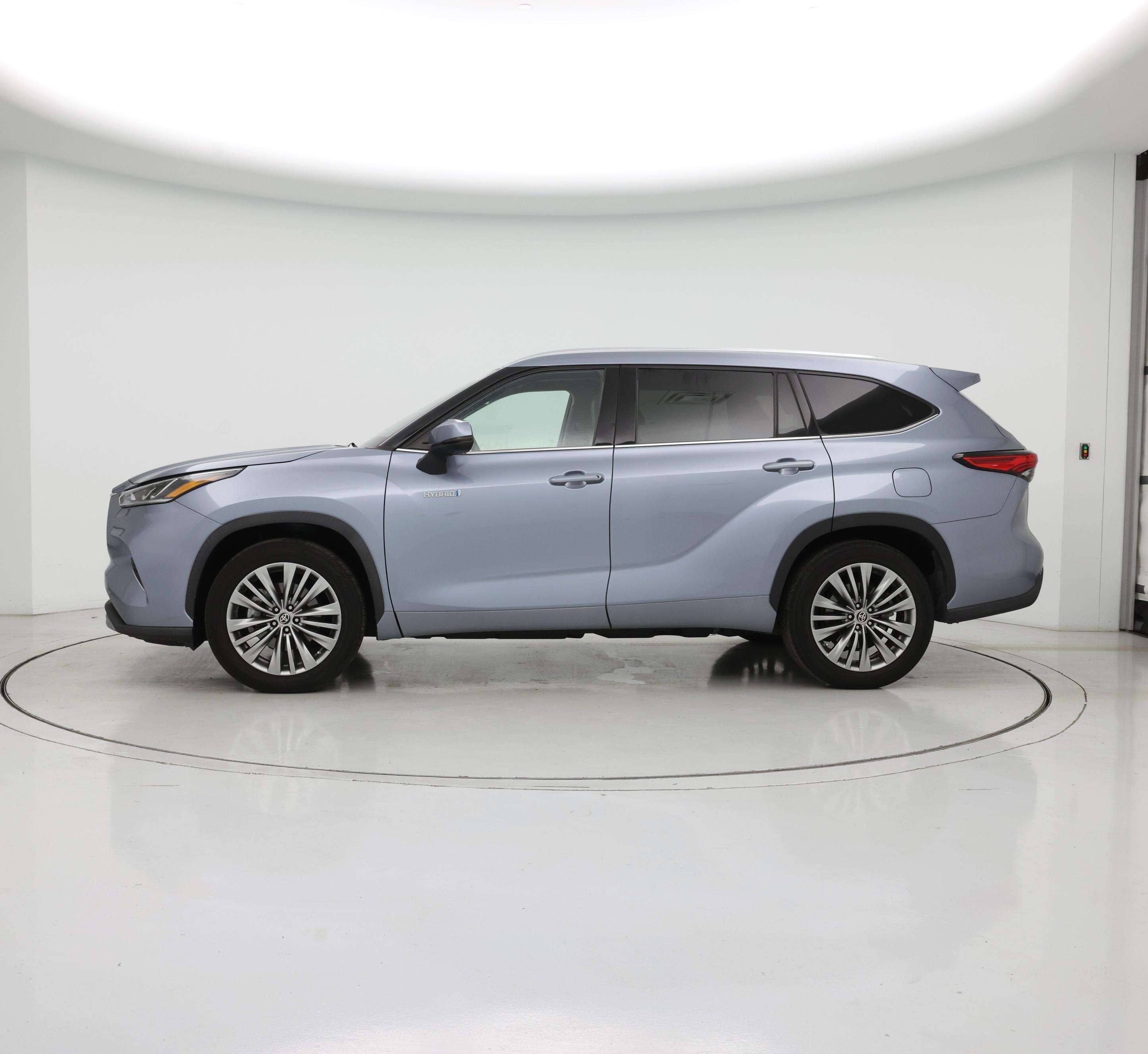 Thumbnail: 2021 Toyota Highlander - 3