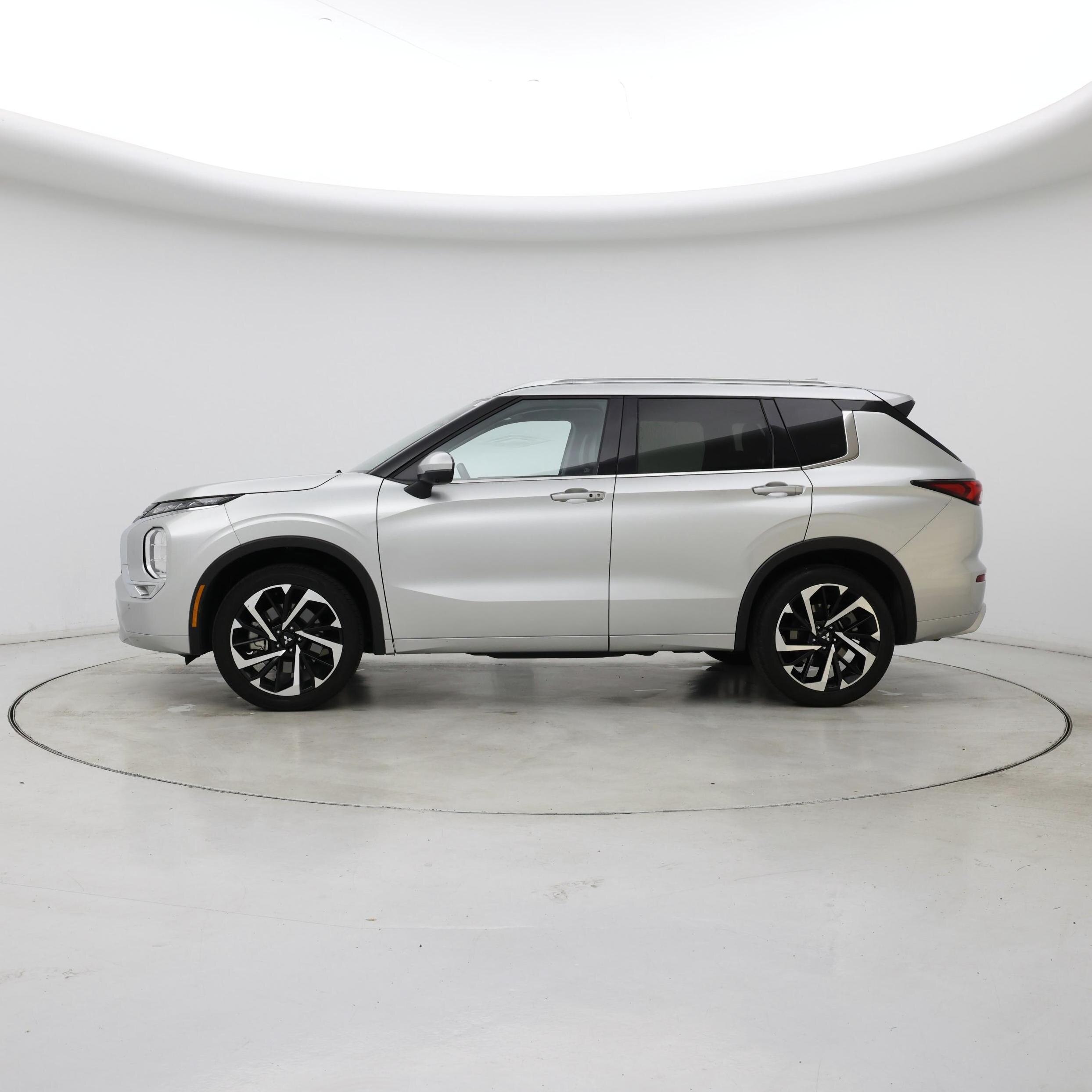 Thumbnail: 2024 Mitsubishi Outlander - 3