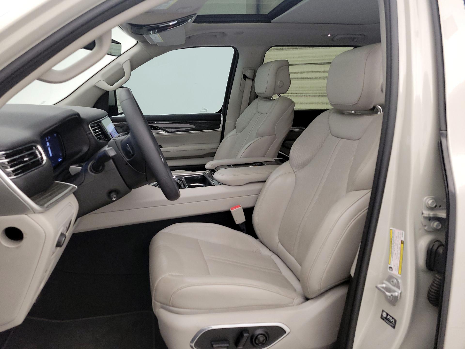 Thumbnail: 2022 Jeep Wagoneer - 11