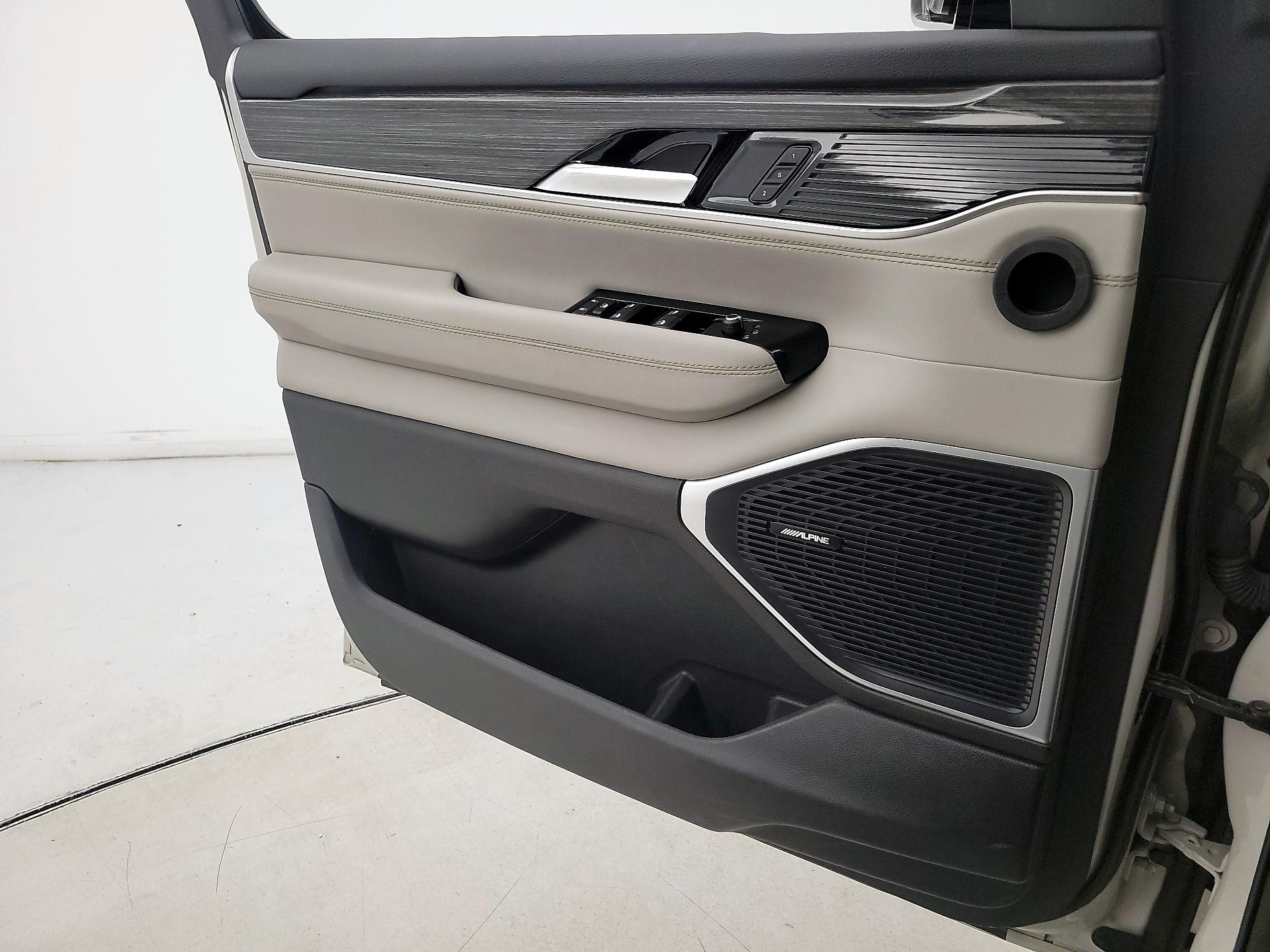 Thumbnail: 2022 Jeep Wagoneer - 12