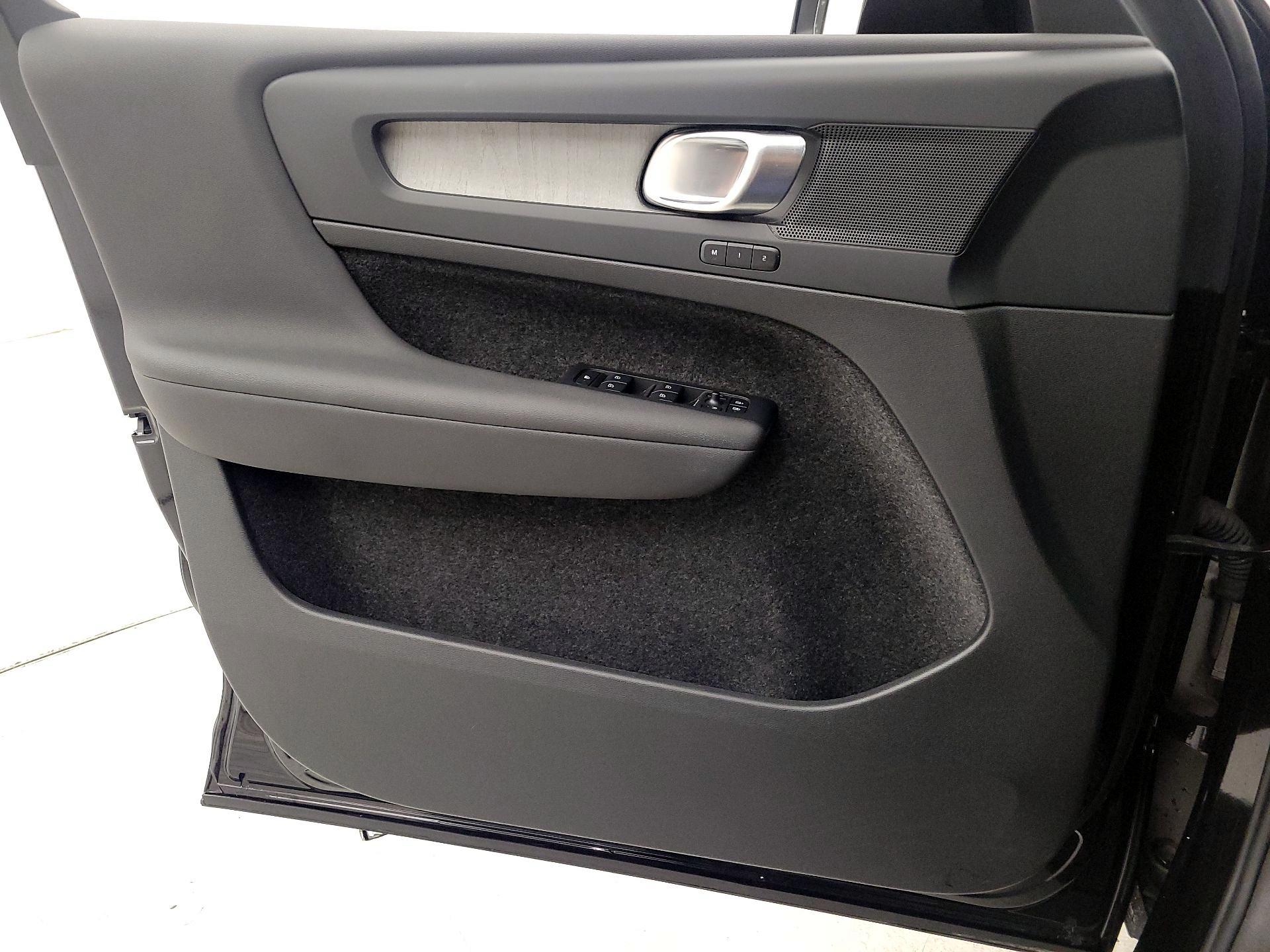 Thumbnail: 2025 Volvo XC40 - 12