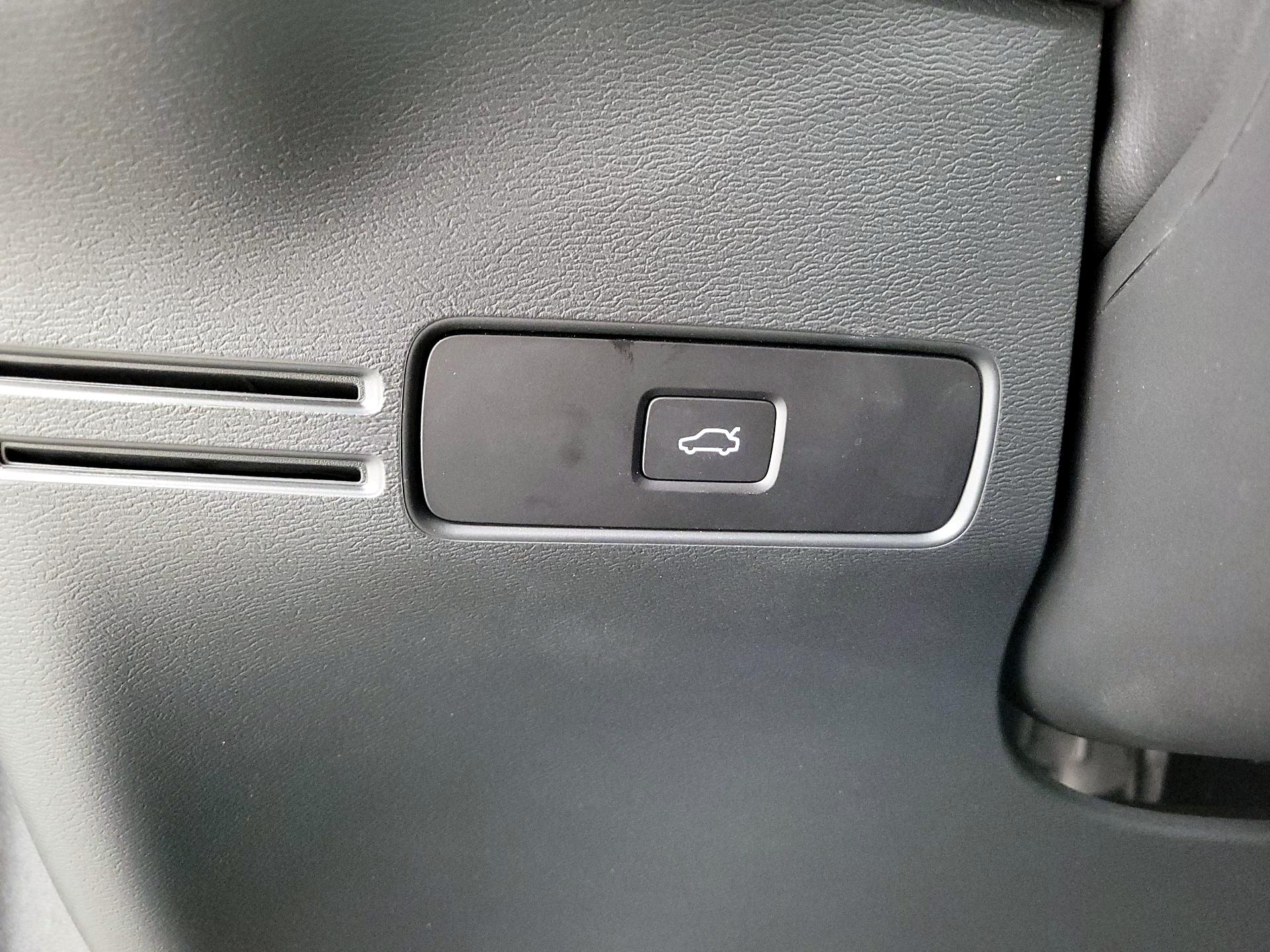 Thumbnail: 2025 Volvo XC40 - 13