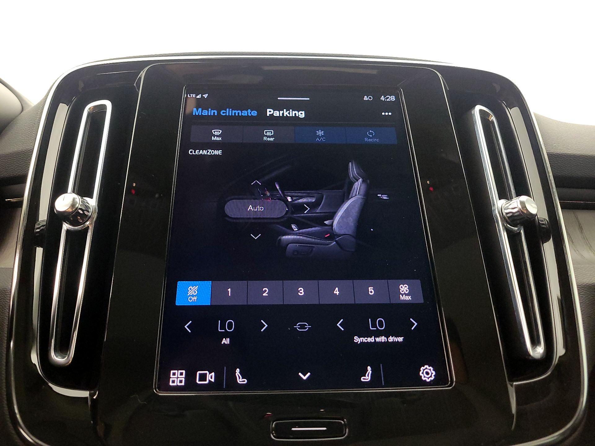 Thumbnail: 2025 Volvo XC40 - 17