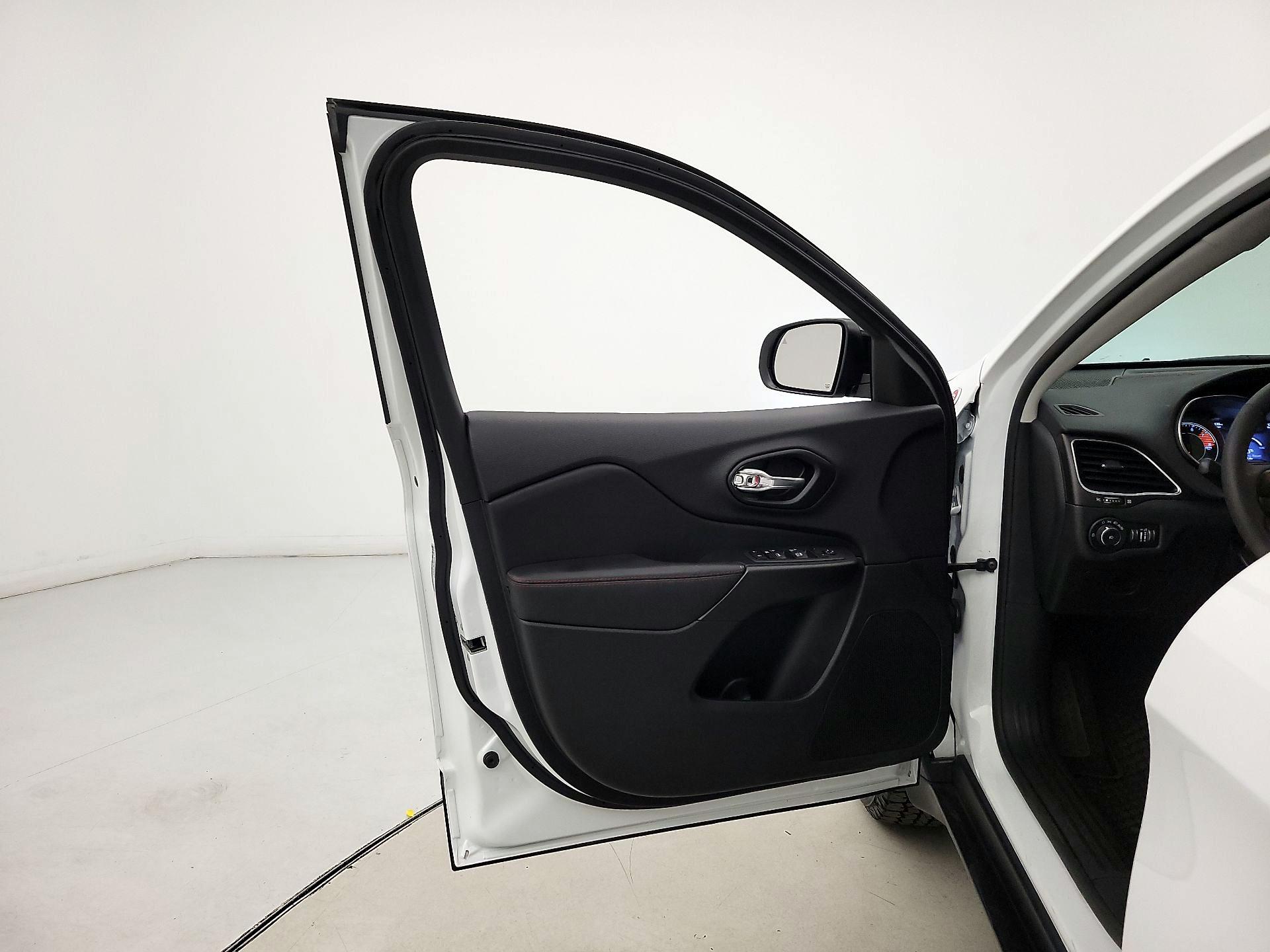 Thumbnail: 2022 Jeep Cherokee - 12