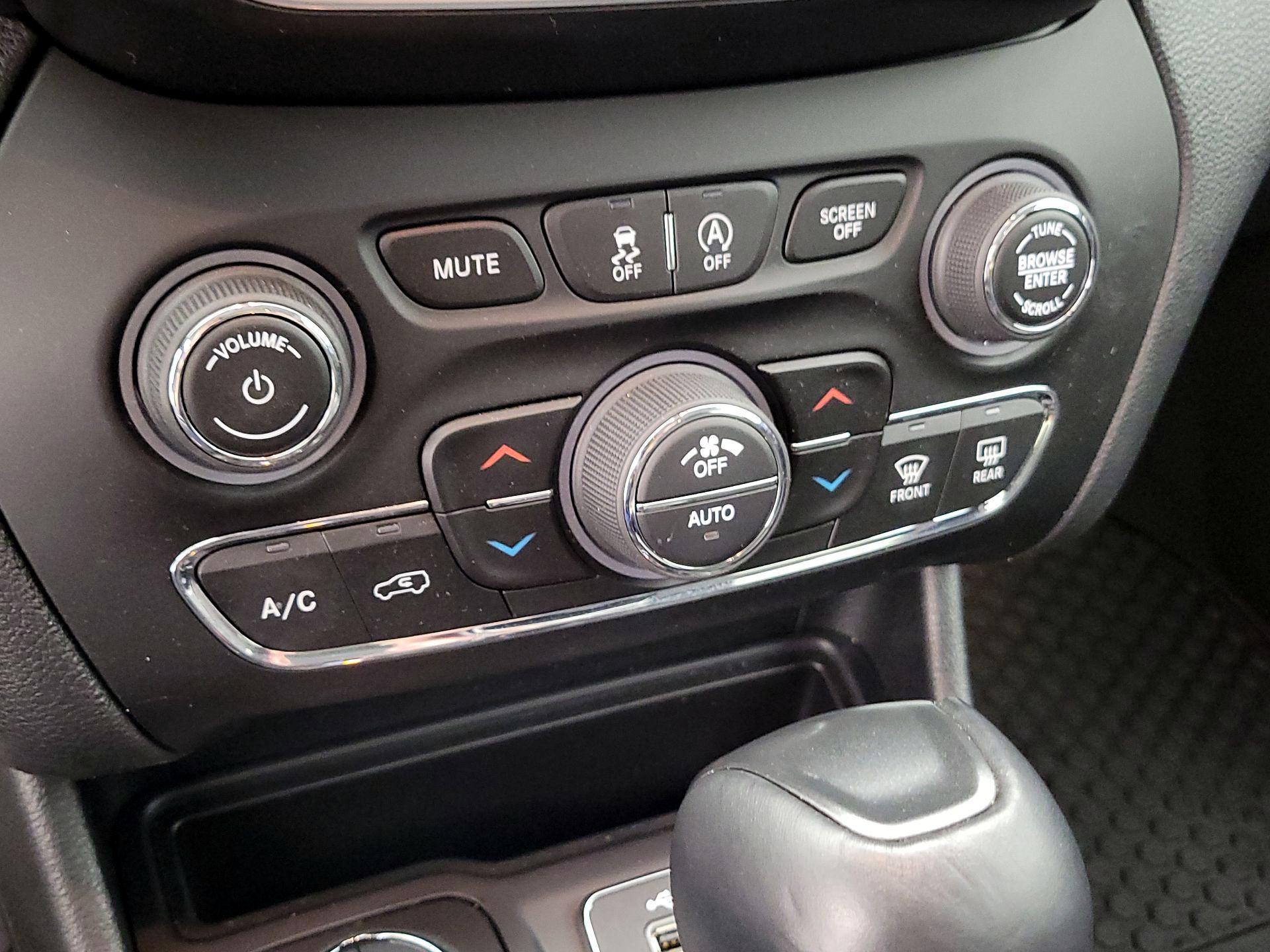 Thumbnail: 2022 Jeep Cherokee - 16