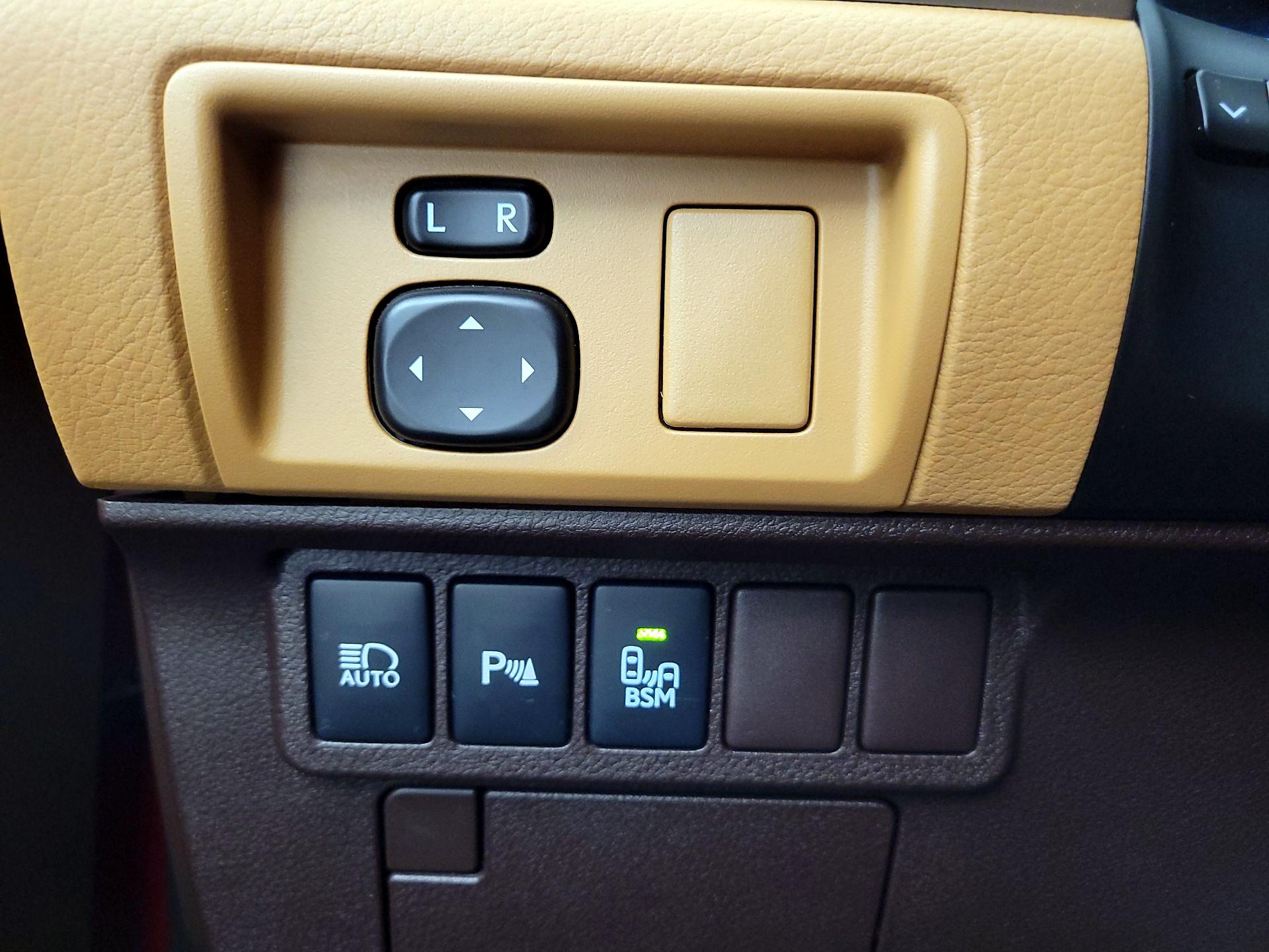 Thumbnail: 2018 Lexus ES - 13