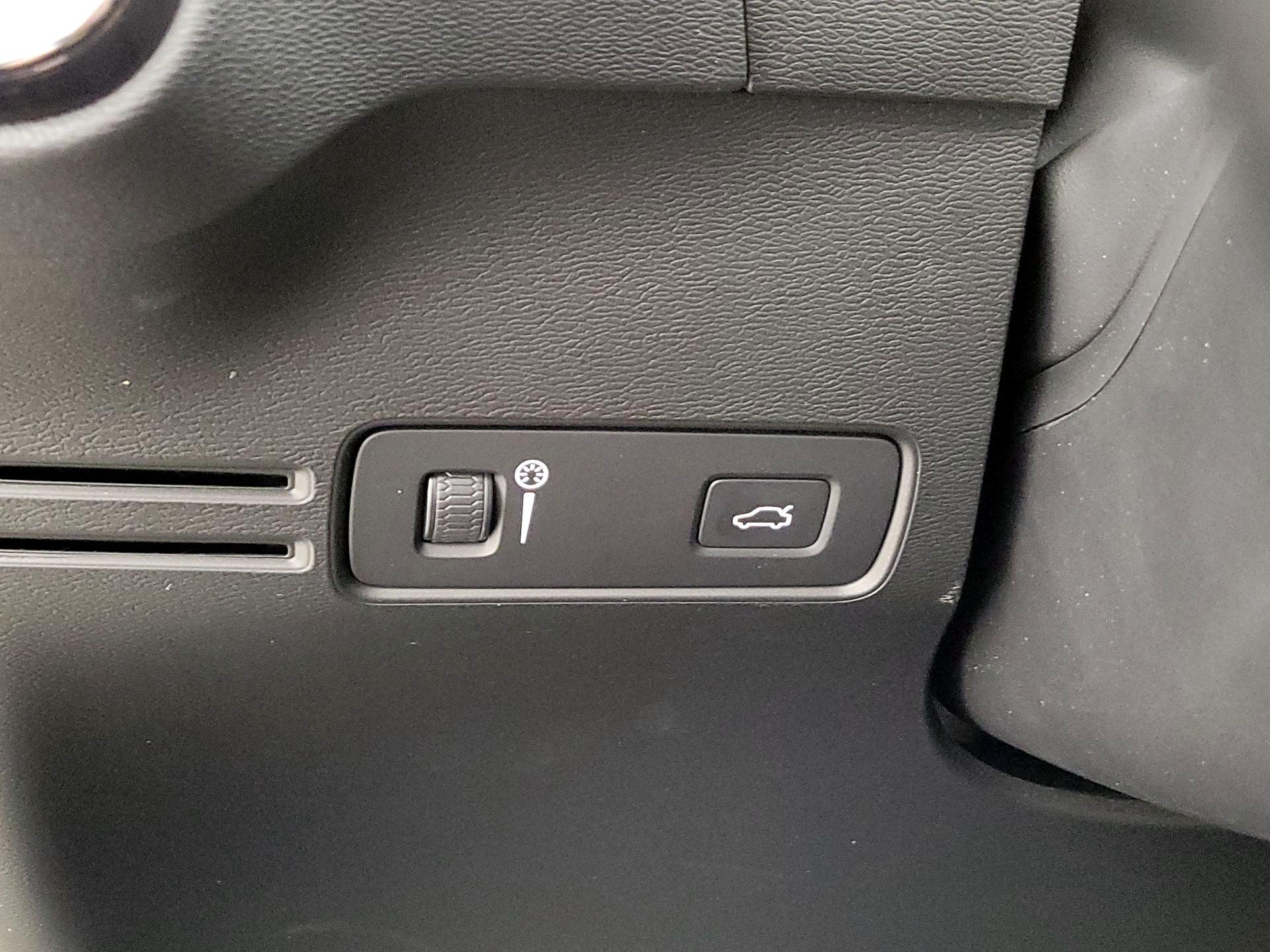 Thumbnail: 2019 Volvo XC40 - 13