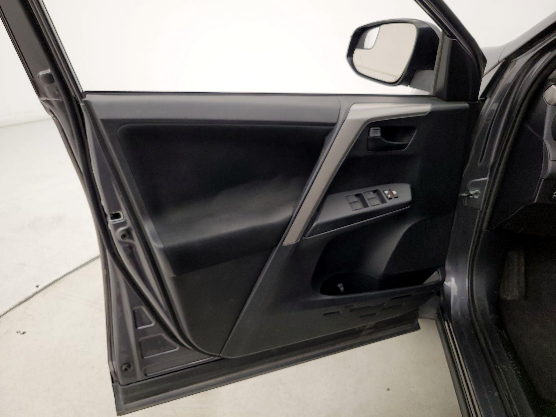 Thumbnail: 2016 Toyota RAV4 - 12