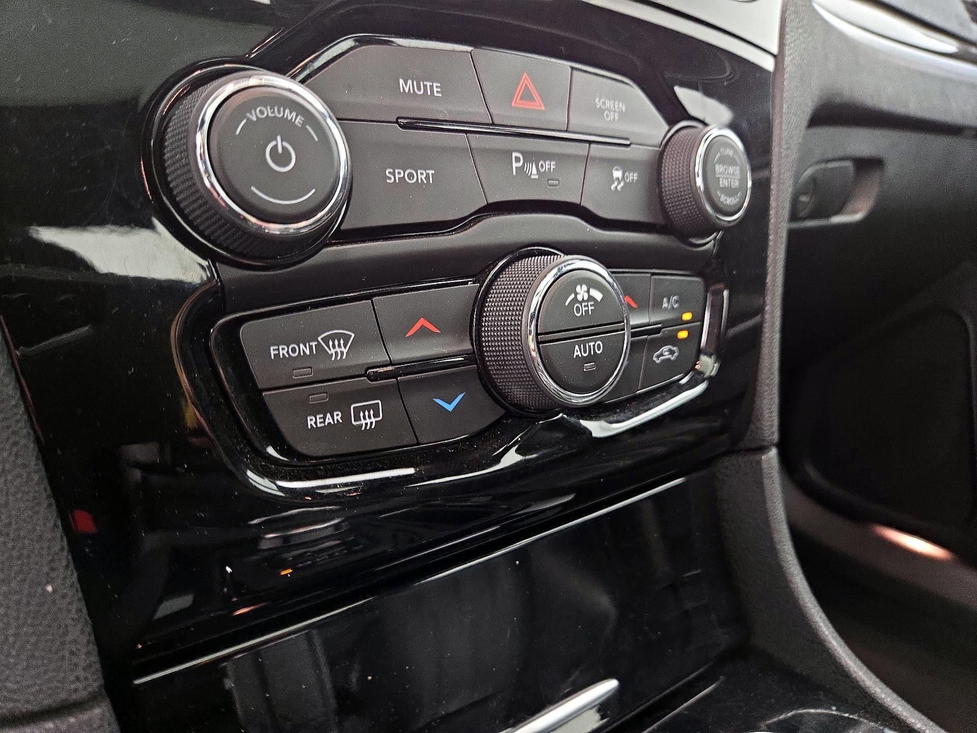 Thumbnail: 2023 Chrysler 300 - 17