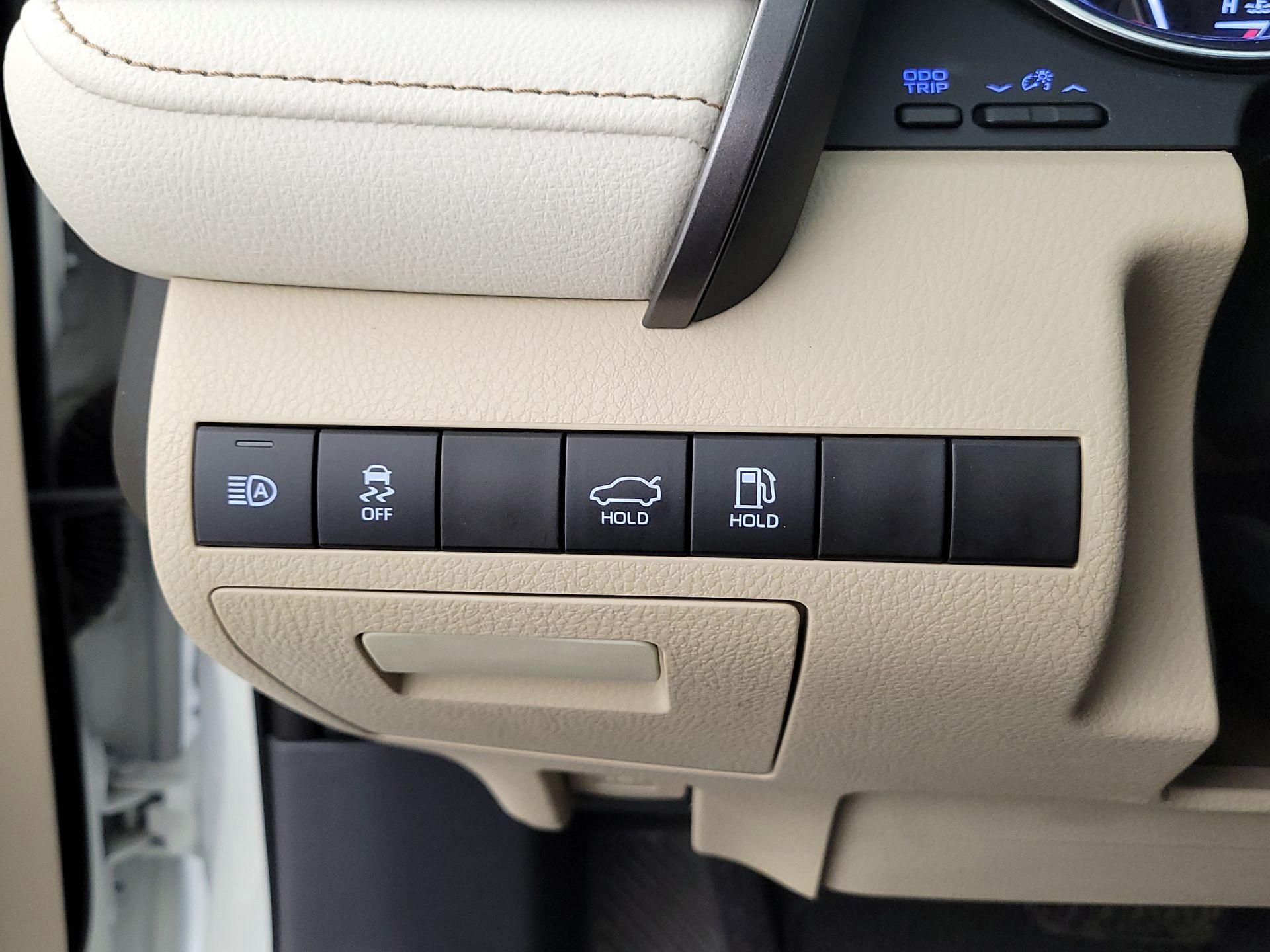 Thumbnail: 2020 Toyota Camry - 13