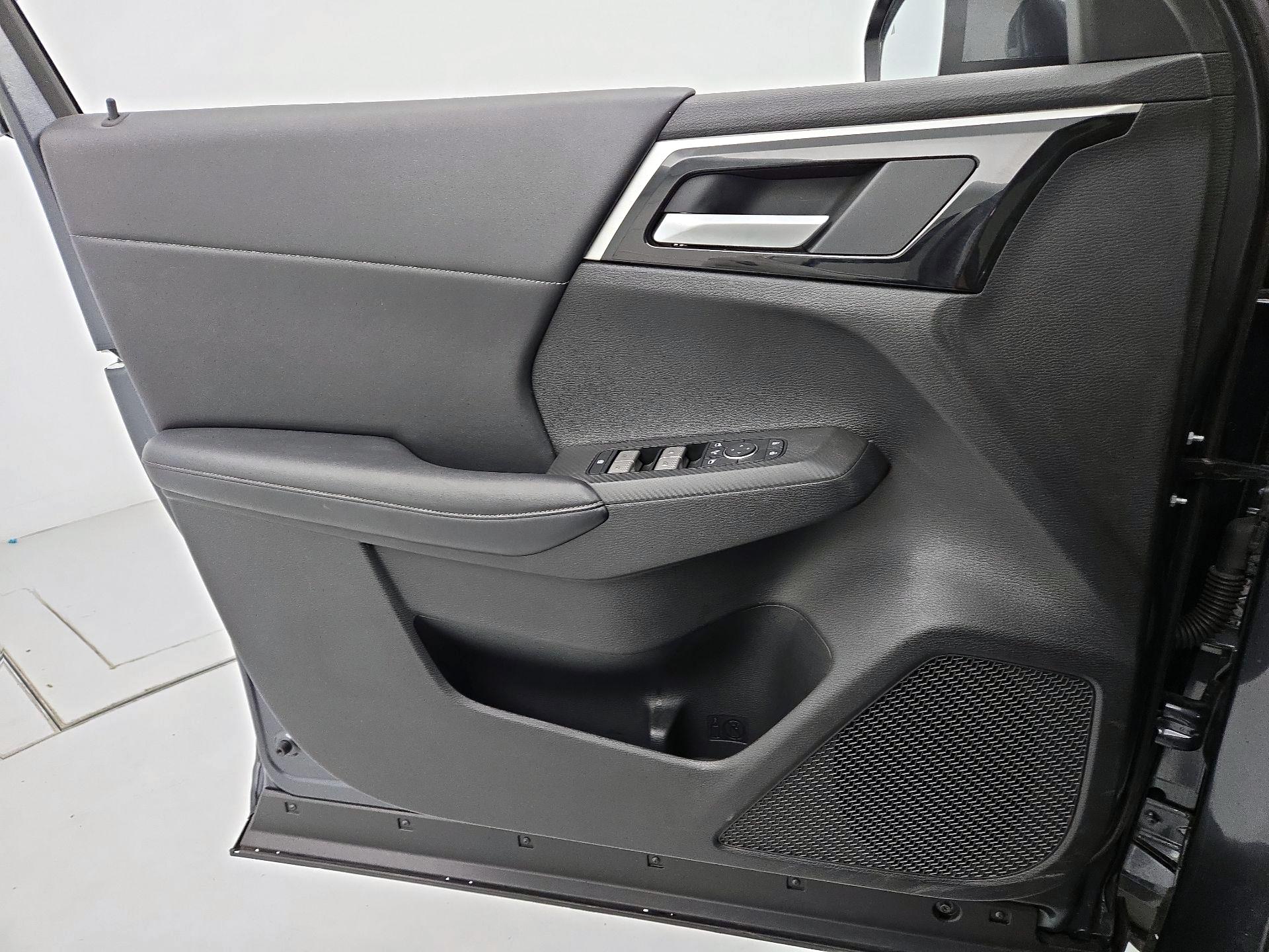 Thumbnail: 2024 Mitsubishi Outlander - 12