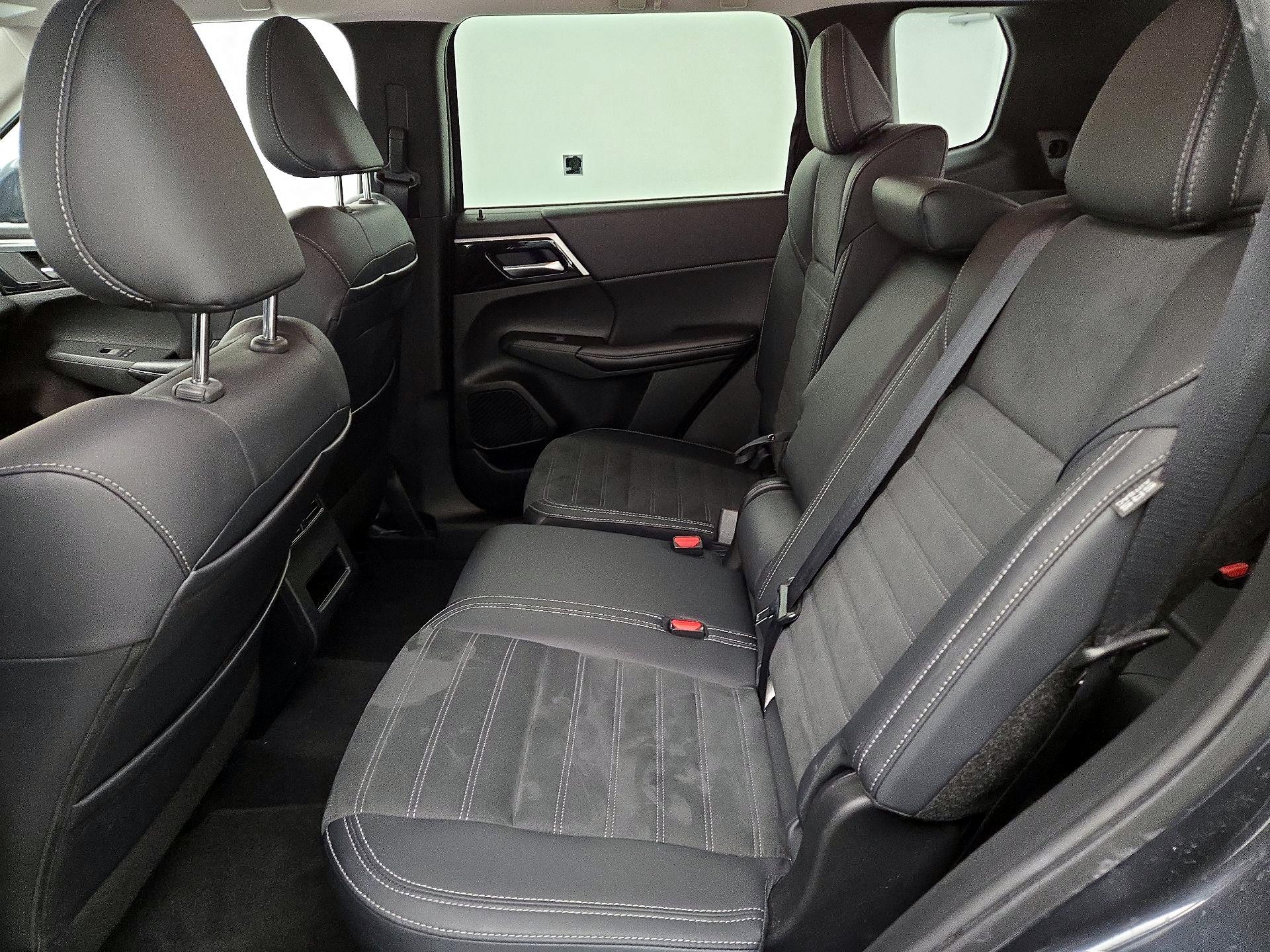 Thumbnail: 2024 Mitsubishi Outlander - 20