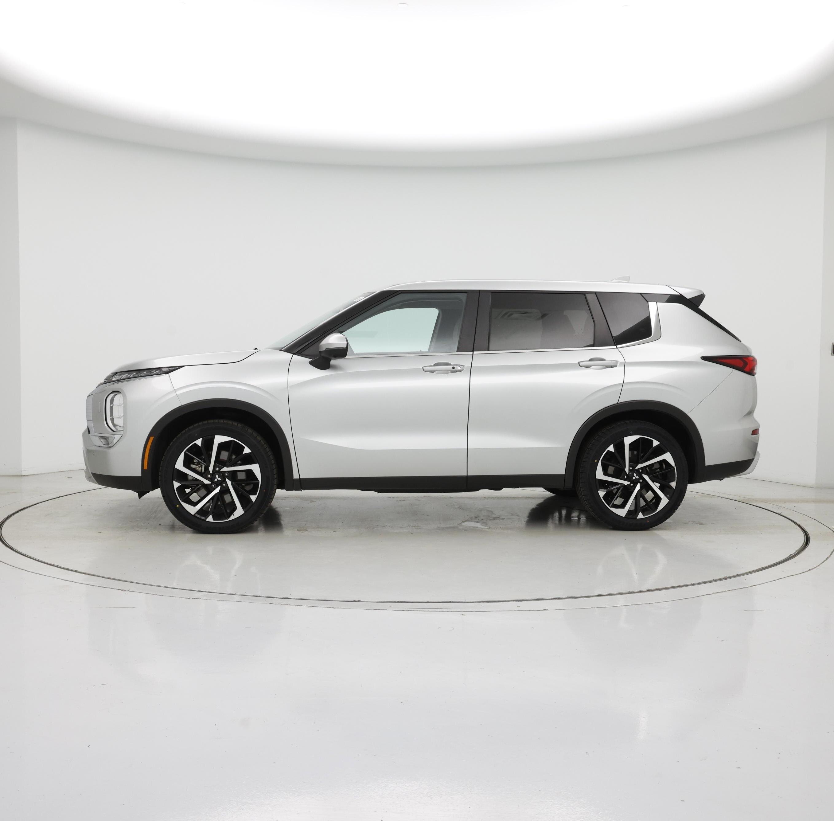 Thumbnail: 2024 Mitsubishi Outlander - 3