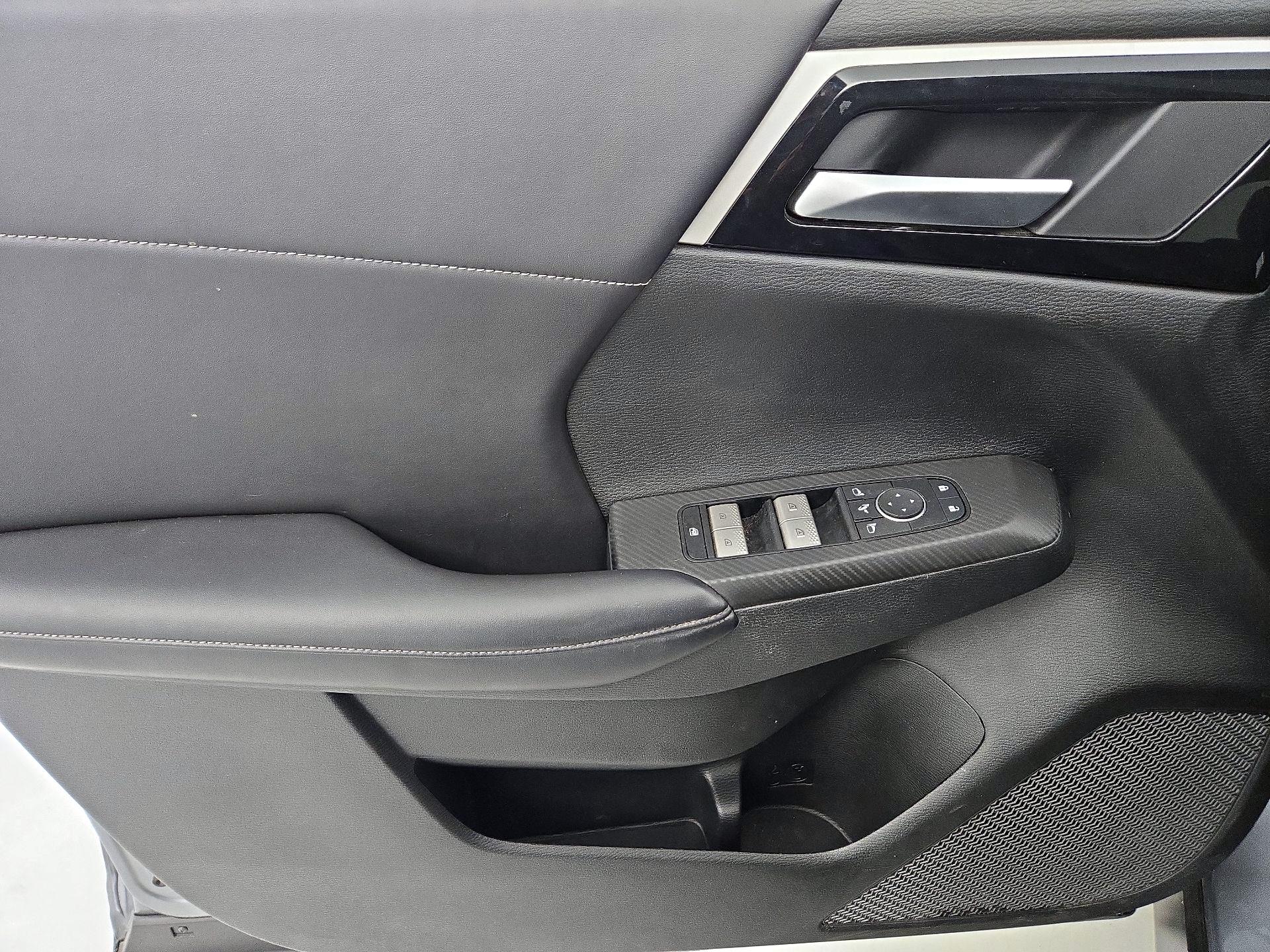 Thumbnail: 2024 Mitsubishi Outlander - 12