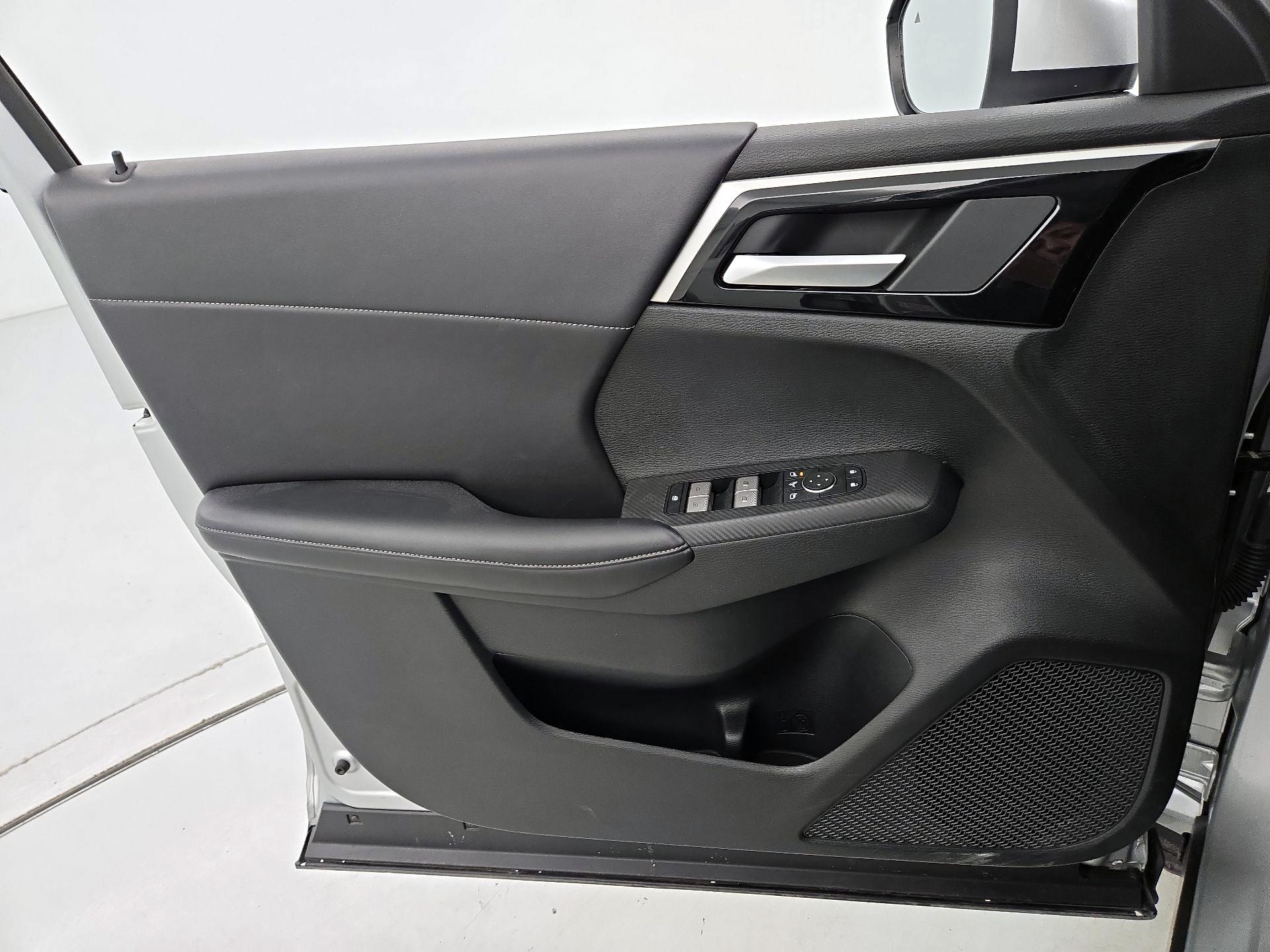 Thumbnail: 2024 Mitsubishi Outlander - 12