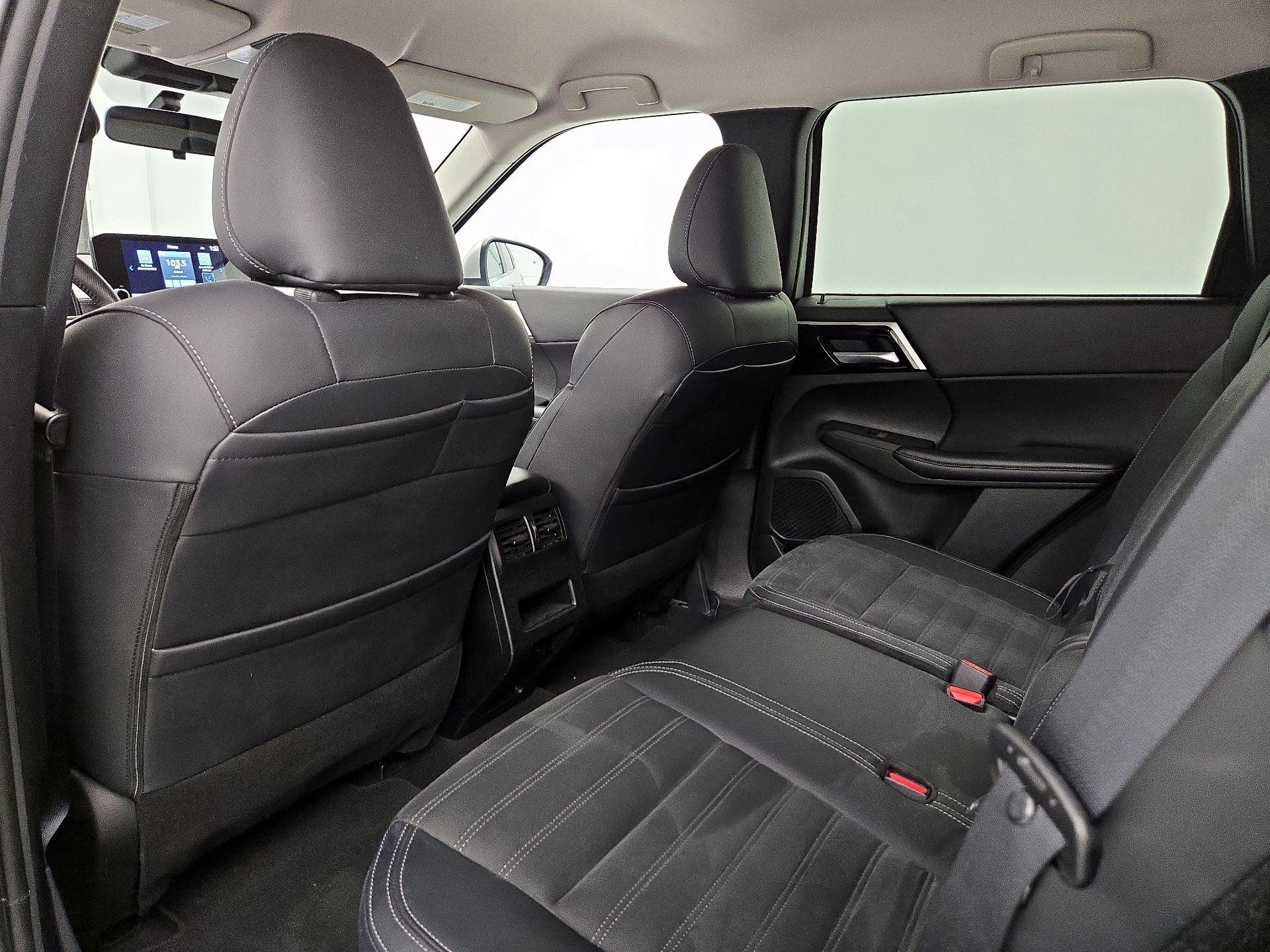 Thumbnail: 2024 Mitsubishi Outlander - 20