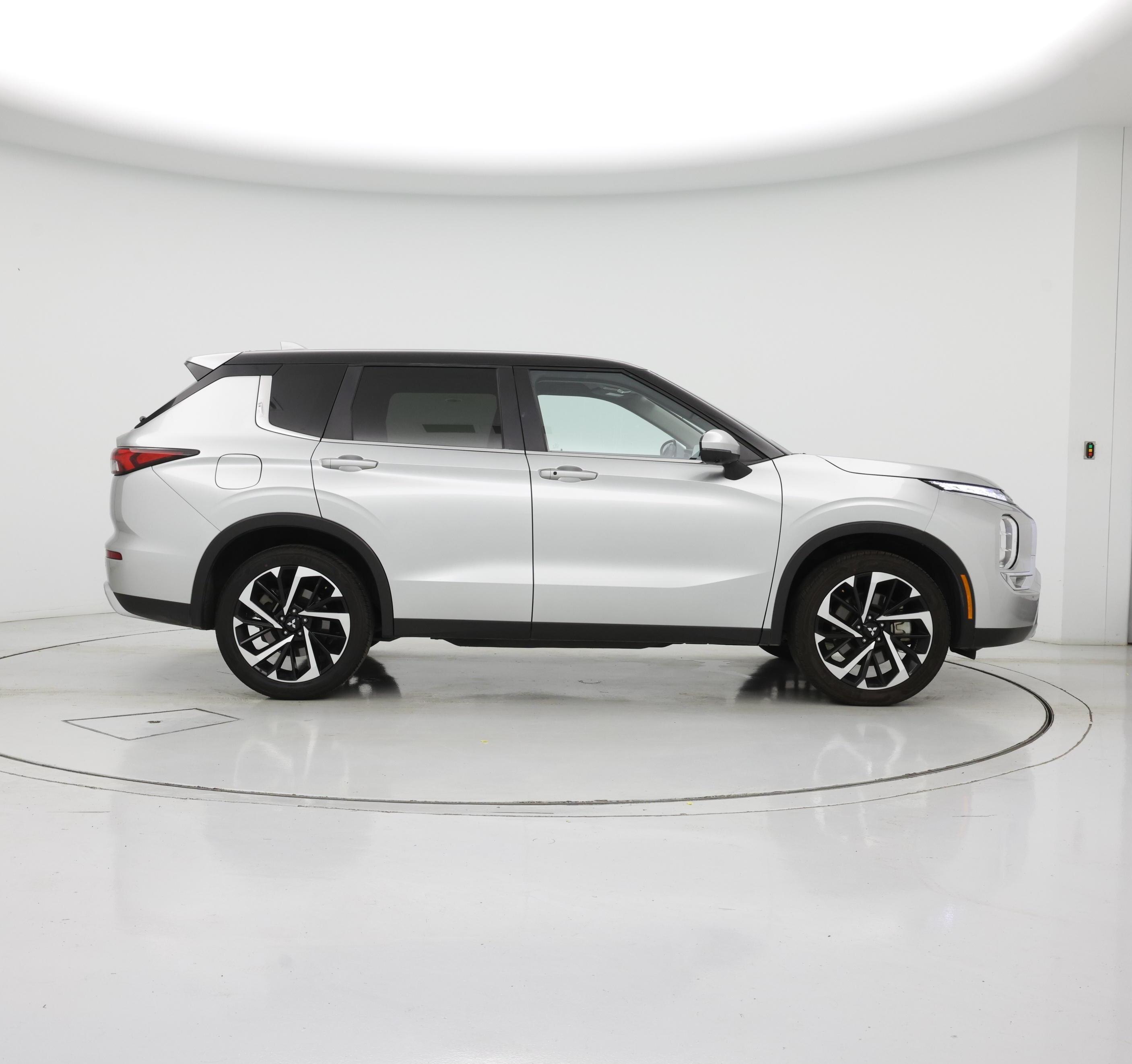 Thumbnail: 2024 Mitsubishi Outlander - 7