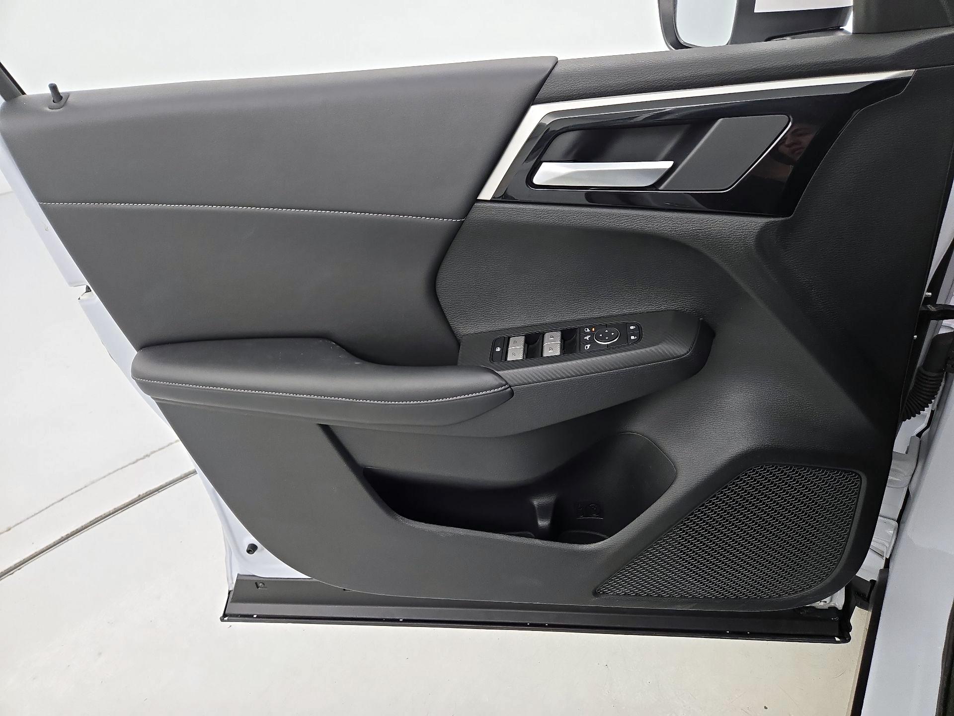 Thumbnail: 2024 Mitsubishi Outlander - 12